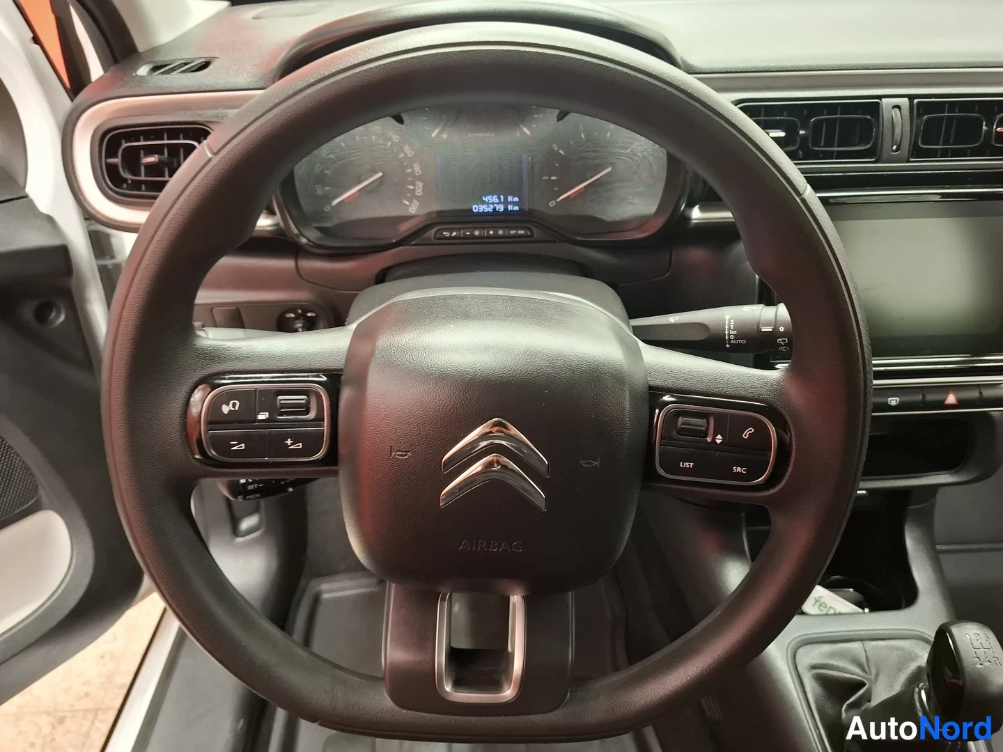 Etuviisto: Kuvaa Citroënin ohjauspyörää ja kojelautaa: matkamittari 95879 km, vaihdevipu ja Airbag-merkintä.