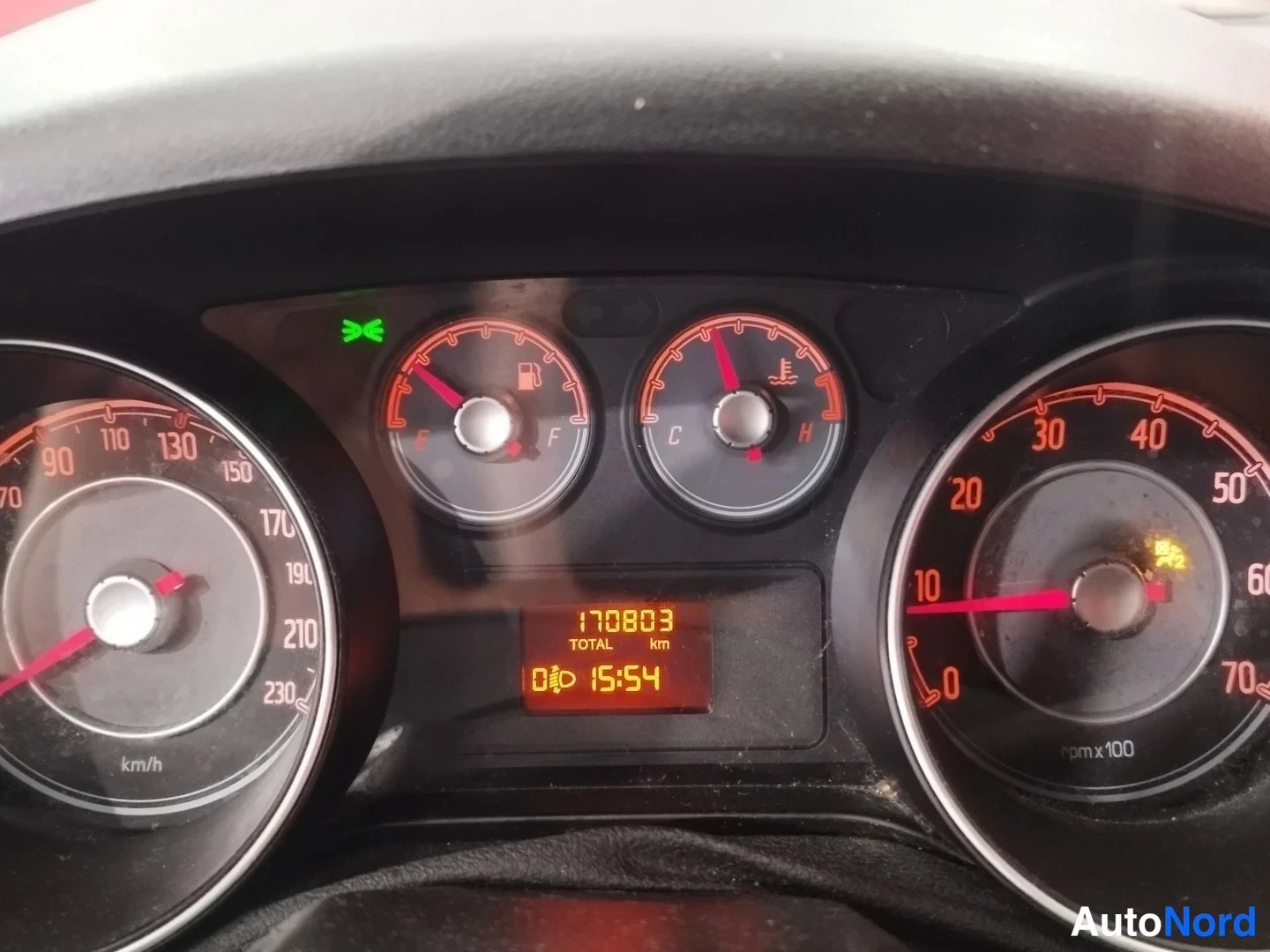 Muu: Fiat Punto Evo:n kojelaudan mittaristo lähikuvassa: nopeusmittari, kierrosmittari, polttoaine- ja lämpömittari; näytössä kokonaiskilometrimäärä 170803 km ja kel