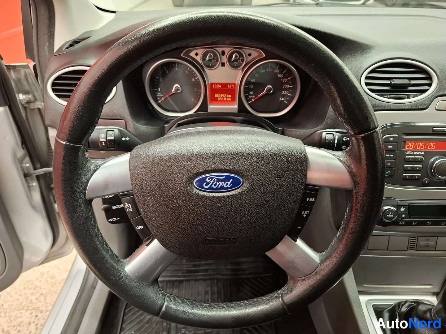 Muu: Ratin säätö salamaa vasten: Ford-logo ratissa, mittaristo ja radio.