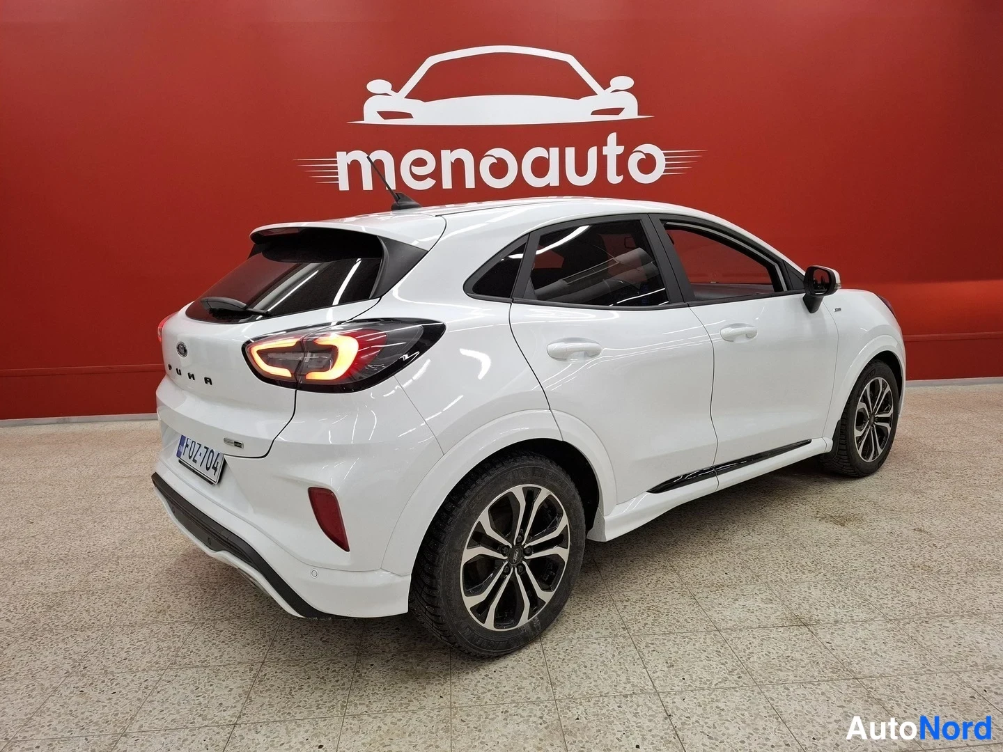 Takaviisto: Valkoinen Ford Puma takakulmasta, takavalot, takaluukki ja takavöri näkyvissä.