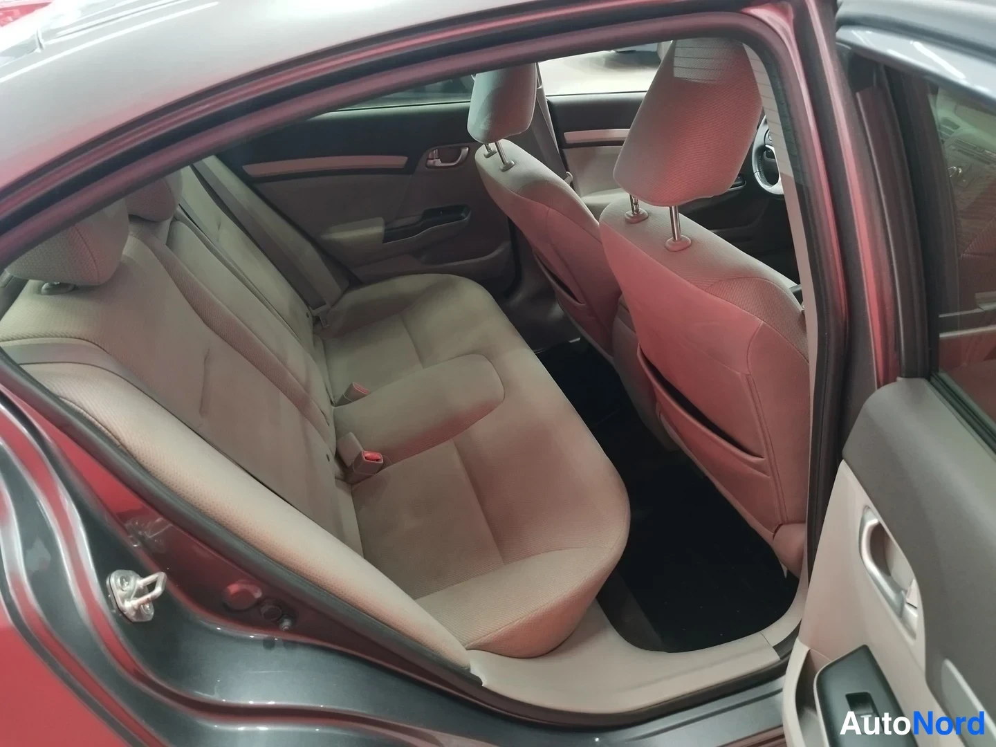 Muu: Honda Civicin takaistuimet ja ovipellit näkyvät takaa vasemmalta ovi auki.
