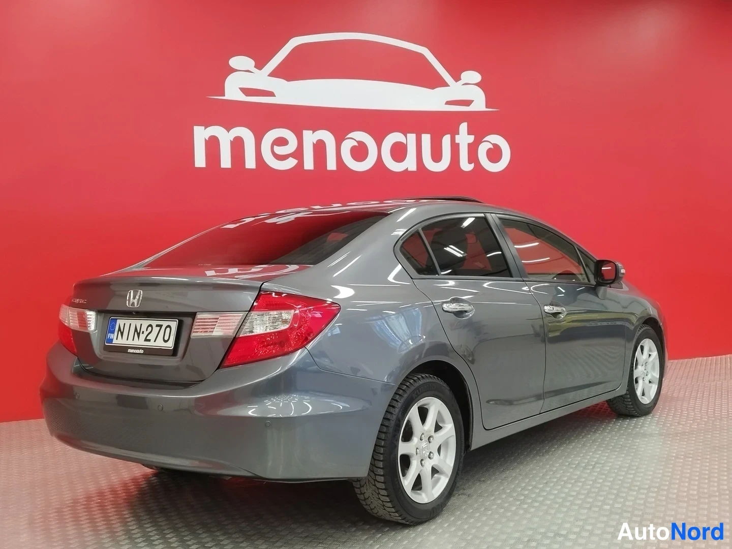 Takaviisto: Harmaan Honda Civic -sedan takaosa ja oikea kylki takaa oikealta kuvattuna, rekisterikilpi.