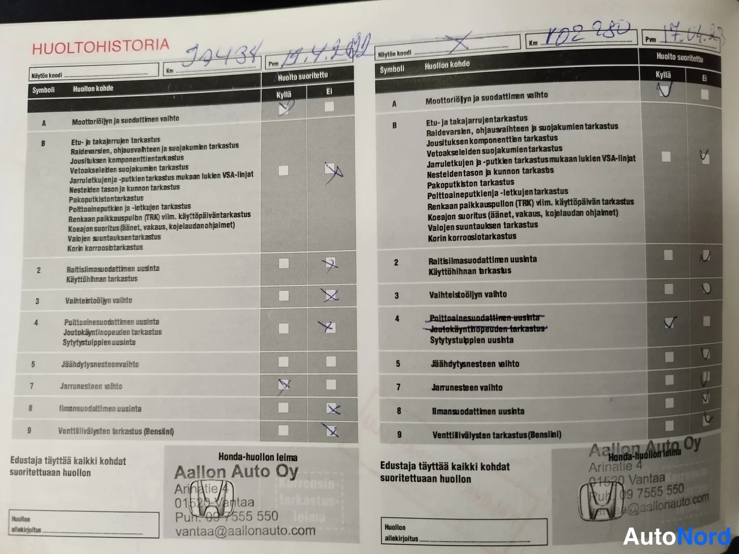 Yksityiskohta: Huoltohistoria-vihkon sivuja, Aallon Auto Oy -leimat ja käsin kirjatut mittarilukemat.