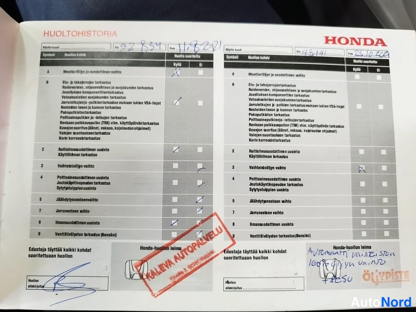 Asiakirja: Huoltohistoriasivu Honda-huoltokirjasta, kaksi täytettyä huoltoexceliä leimoineen ja allekirjoituksineen.