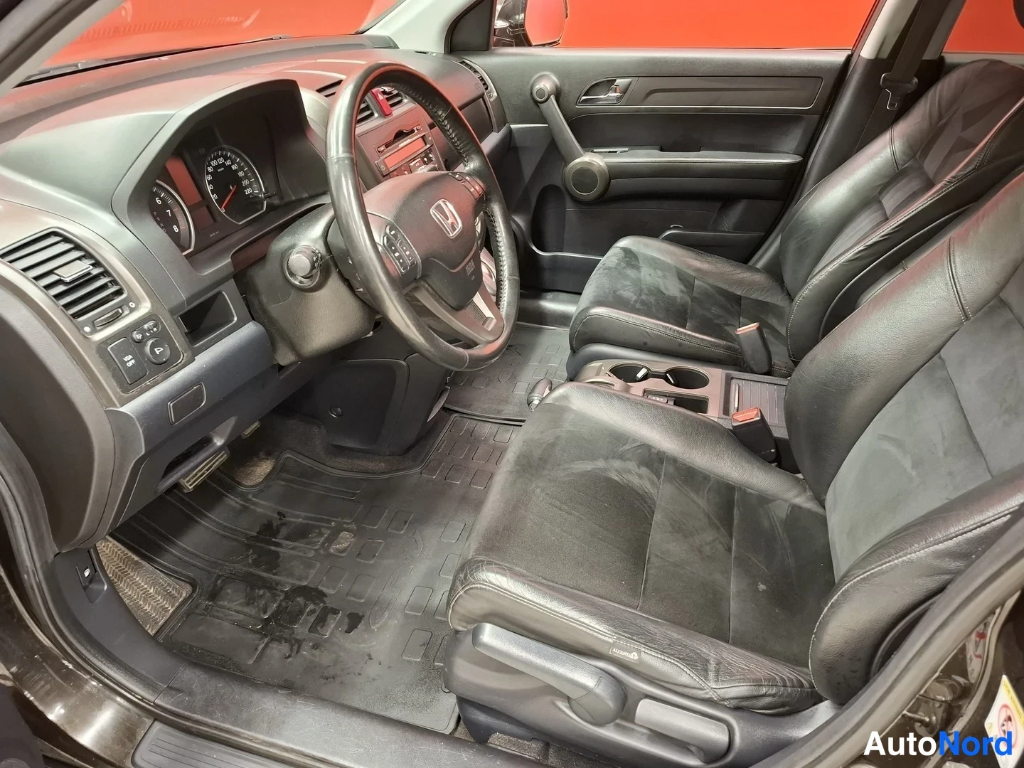 Muu: Honda CR-V:n matkustamo: ohjaamo, kaksiosainen etuselkänoja ja matkustajan istuin, mustat matot.