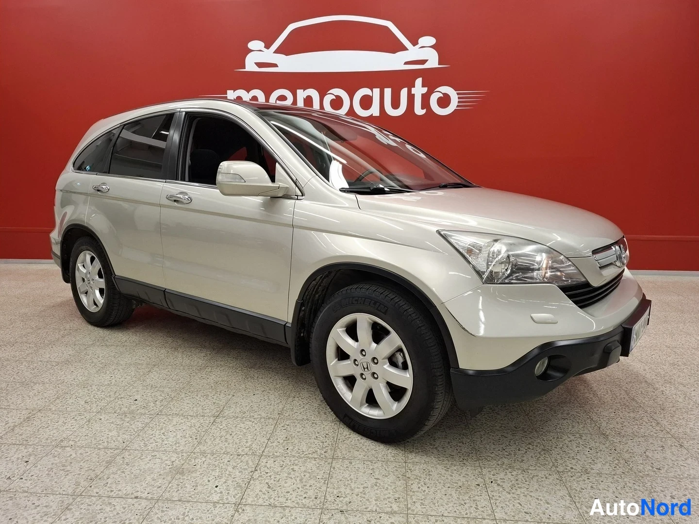 Etuviisto, nokka oikealle: Honda CR-V:n keula kolmesta neljäsosasta oikealta, hopeanvärinen kori