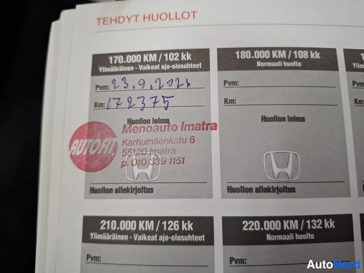 Muu: Huolto kirjanen avattu TEHDYT HUOLLOT sivulle, jonka 170 000 km / 102 kk riville on käsin kirjoitettu pvm 23.9.2026 ja km 179377, leima Menoauto Imatra, AUTOFI.