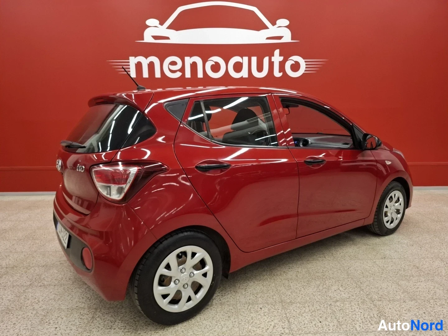 Takaviisto: Hyundai i10 takaviisto, punainen koripinta, asemoitu myyjän tiloissa.
