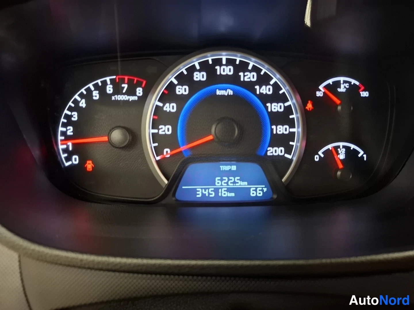 Muu: Mittaristö: nopeusmittari 0–200 km/h, kierroslukumittari 0–8 x1000rpm, polttoaine- ja lämpötilamittarit. Trippinäyttö 622,5 km, kokonaislukema 34 516 km.
