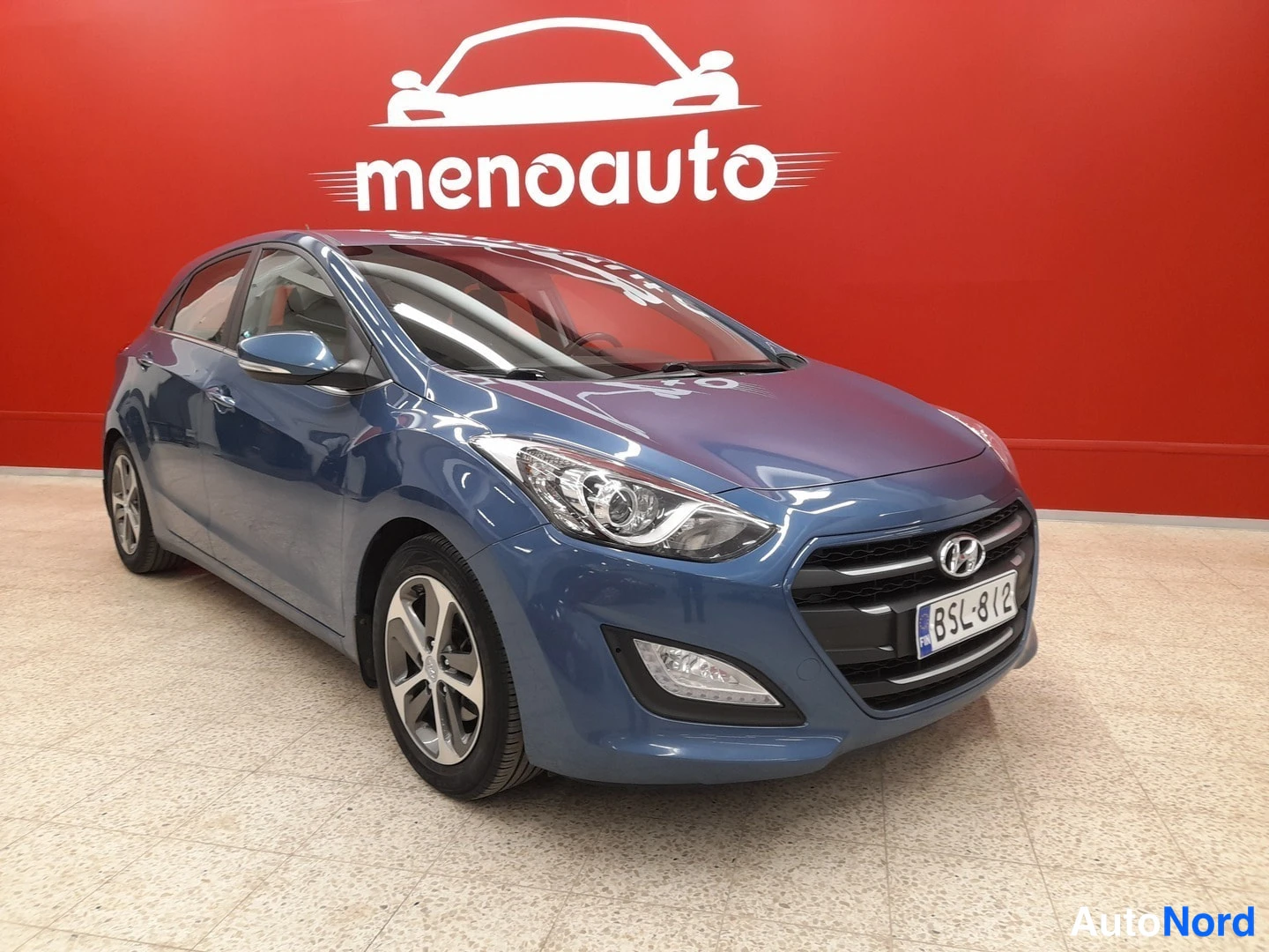 Etuviisto, nokka oikealle: Sininen Hyundai i30 -viistokuva edestä oikealta, rekisterikilpi