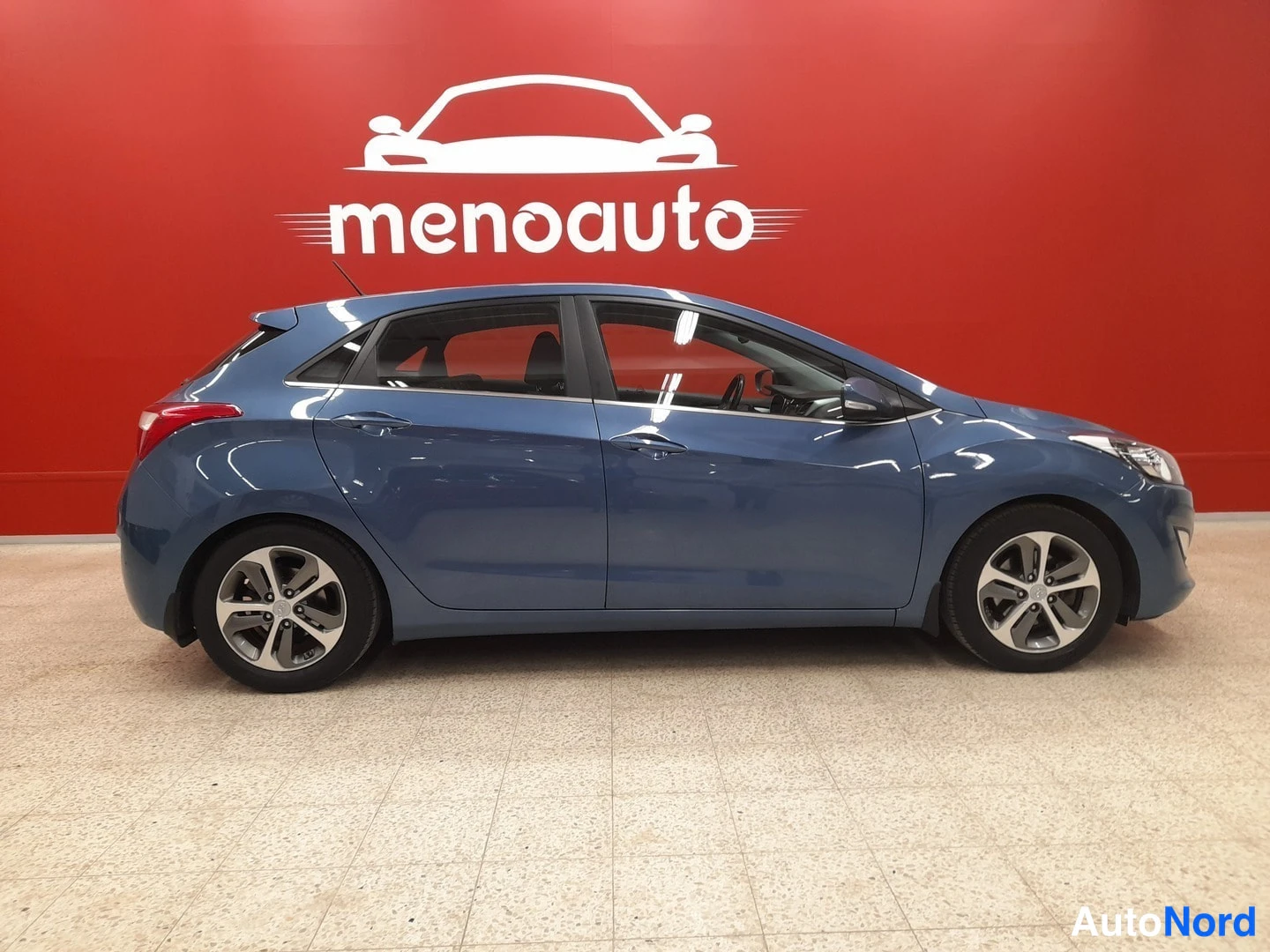 Sivulta: Sininen Hyundai i30 -viistokuva sivulta vasemmalta