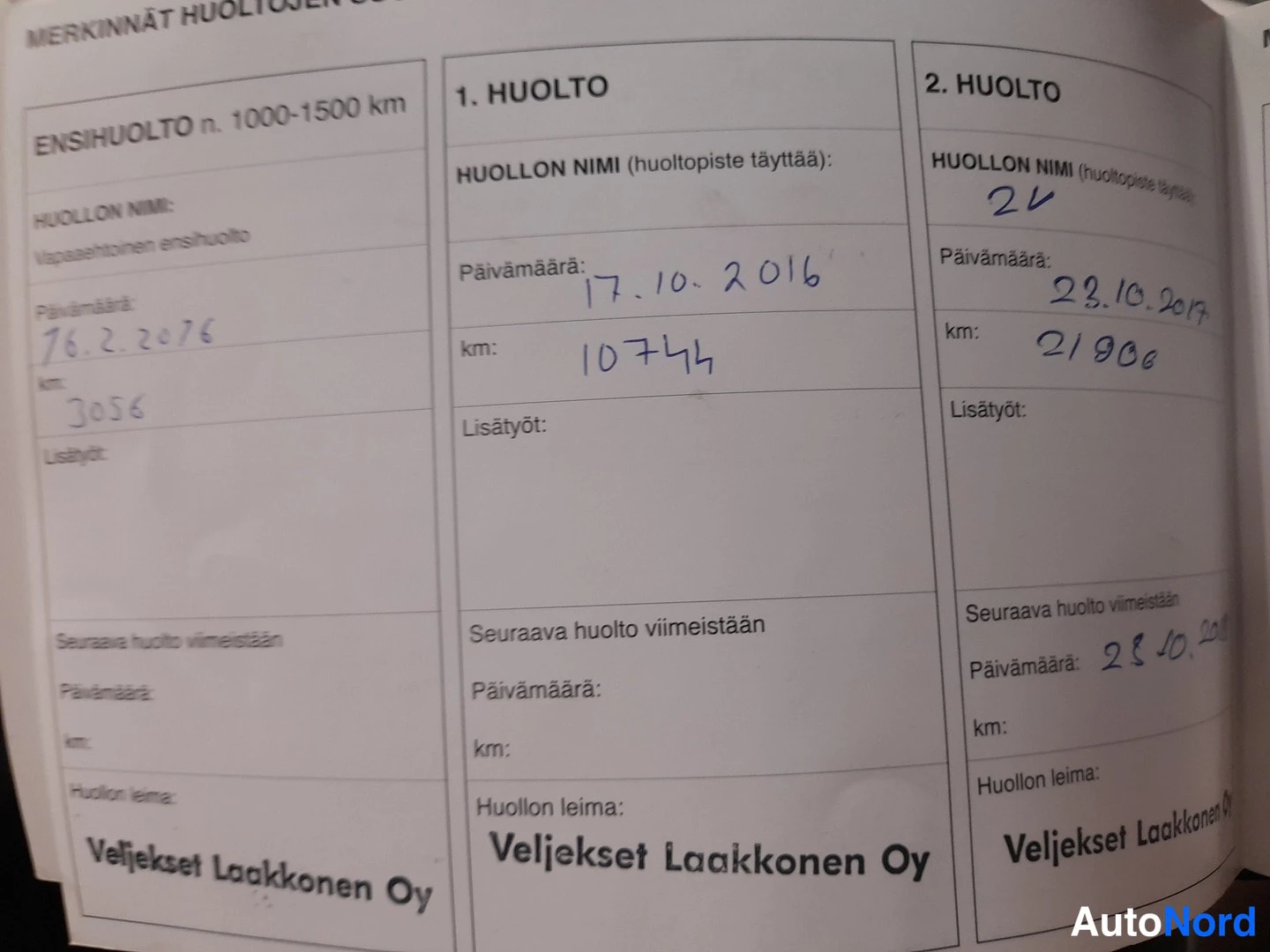 Yksityiskohta: Huoltokirjan sivu otsikolla MERKINNÄT HUOLTOJEN SUORITUKSISTA: käsin täytetyt kohdat ensihuololle sekä 1. ja 2. huololle, huoltokorjaa Veljekset Laakkonen Oy.