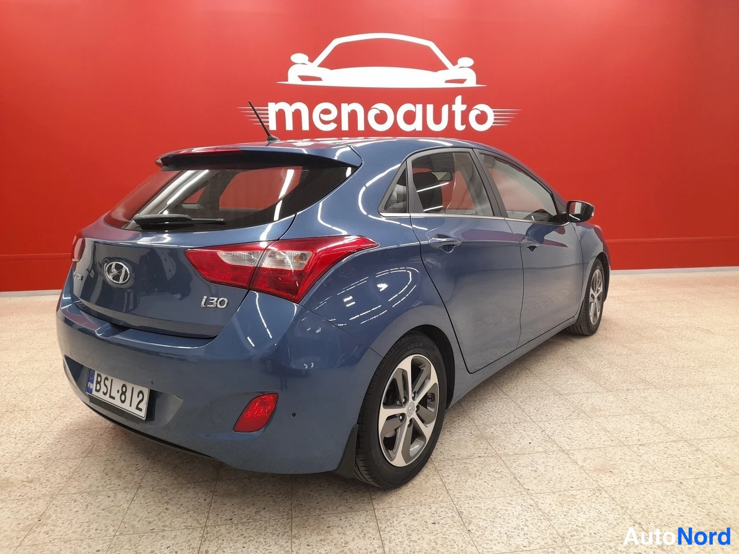 Takaviisto: Sininen Hyundai i30 -viistokuva takaa vasemmalta, rekisterikilpi