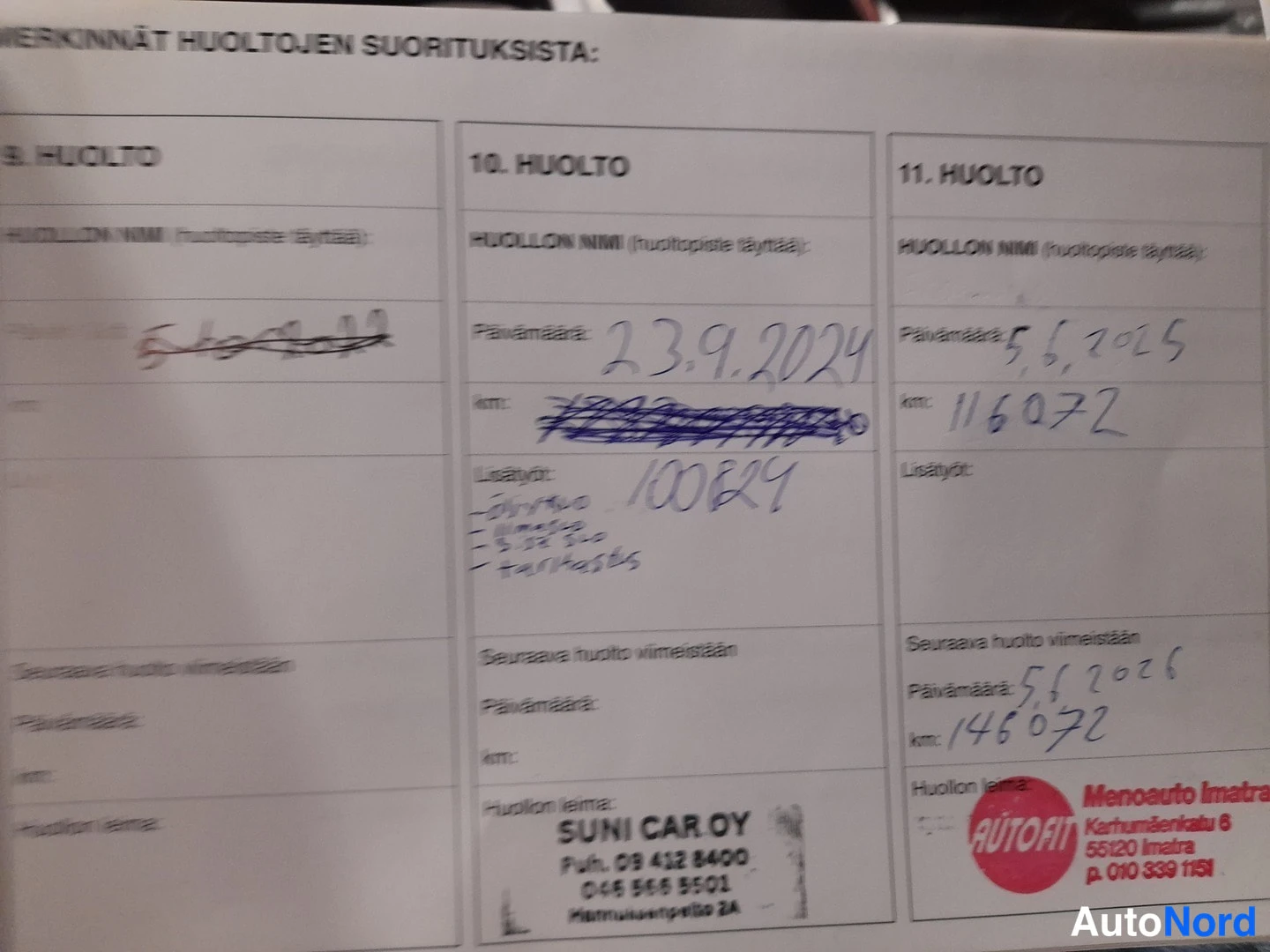 Asiakirja: Huoltopöytäkirjan sivu, jossa merkinnät huolloista 9–11; 10. huolto päivätty 23.9.2024 (km 100 824), 11. huolto 5.6.2025 (km 116 072), leimat SUNI CAR OY ja aut