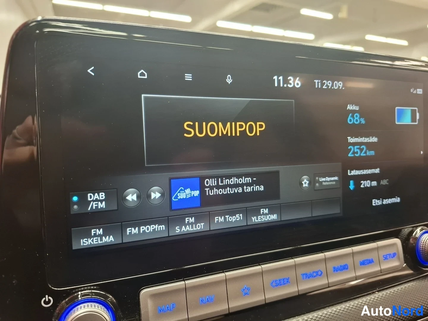 Muu: Uudelleenviennin infotainment-näyttö DAB/FM-radioaktiivisena; Akku 68% ja Toimintasäde 252 km.