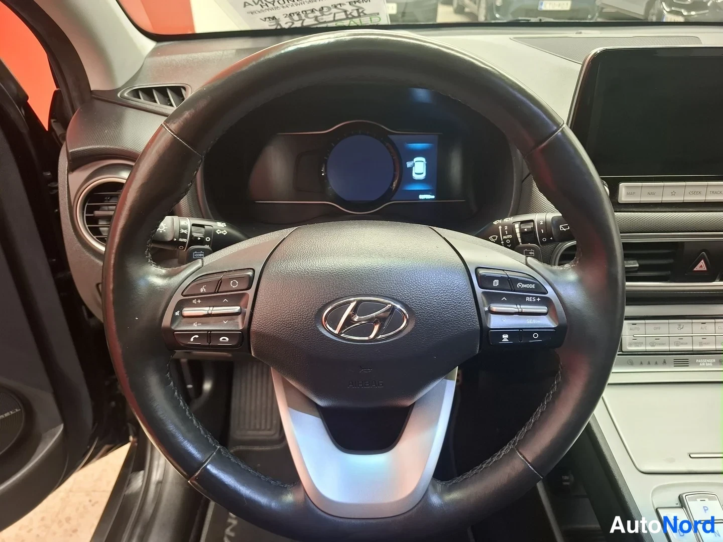 Muu: Hyundai-ohjauspyörä ja mittariston Käynnistys-näyttö lähikuvassa.