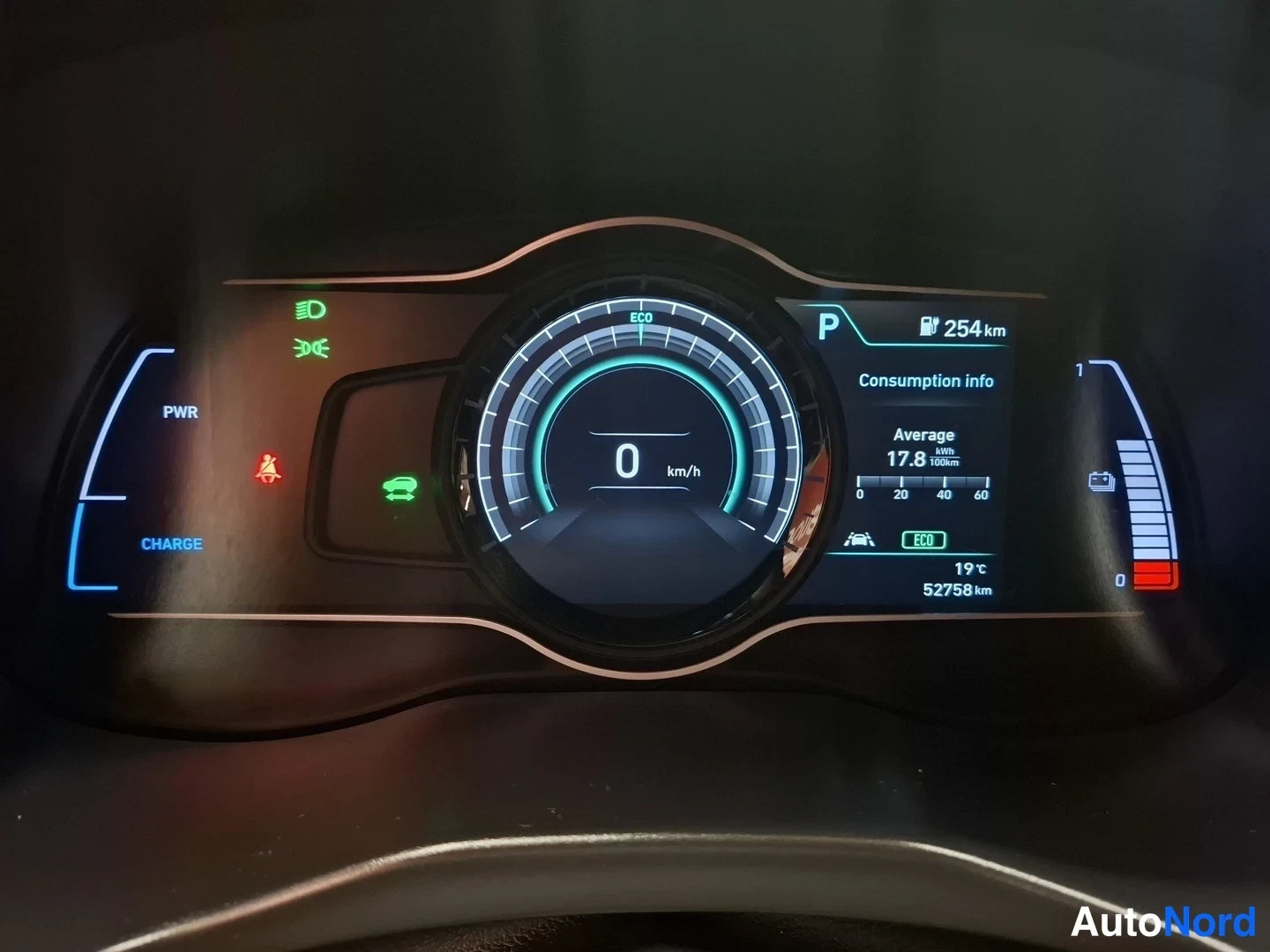 Muu: Autox mittaristön näyttö kertoo 52758 km lukeman ja 254 km toimintamatkan.