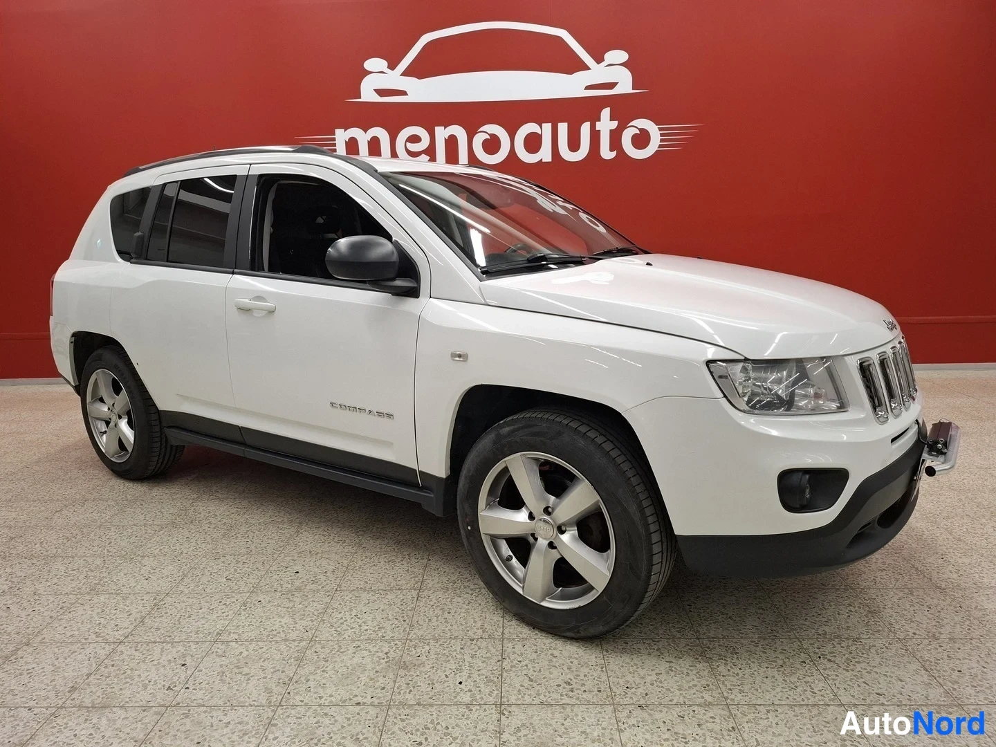 White Jeep Compass 2012, front three-quarter, nose to the right, photo 2