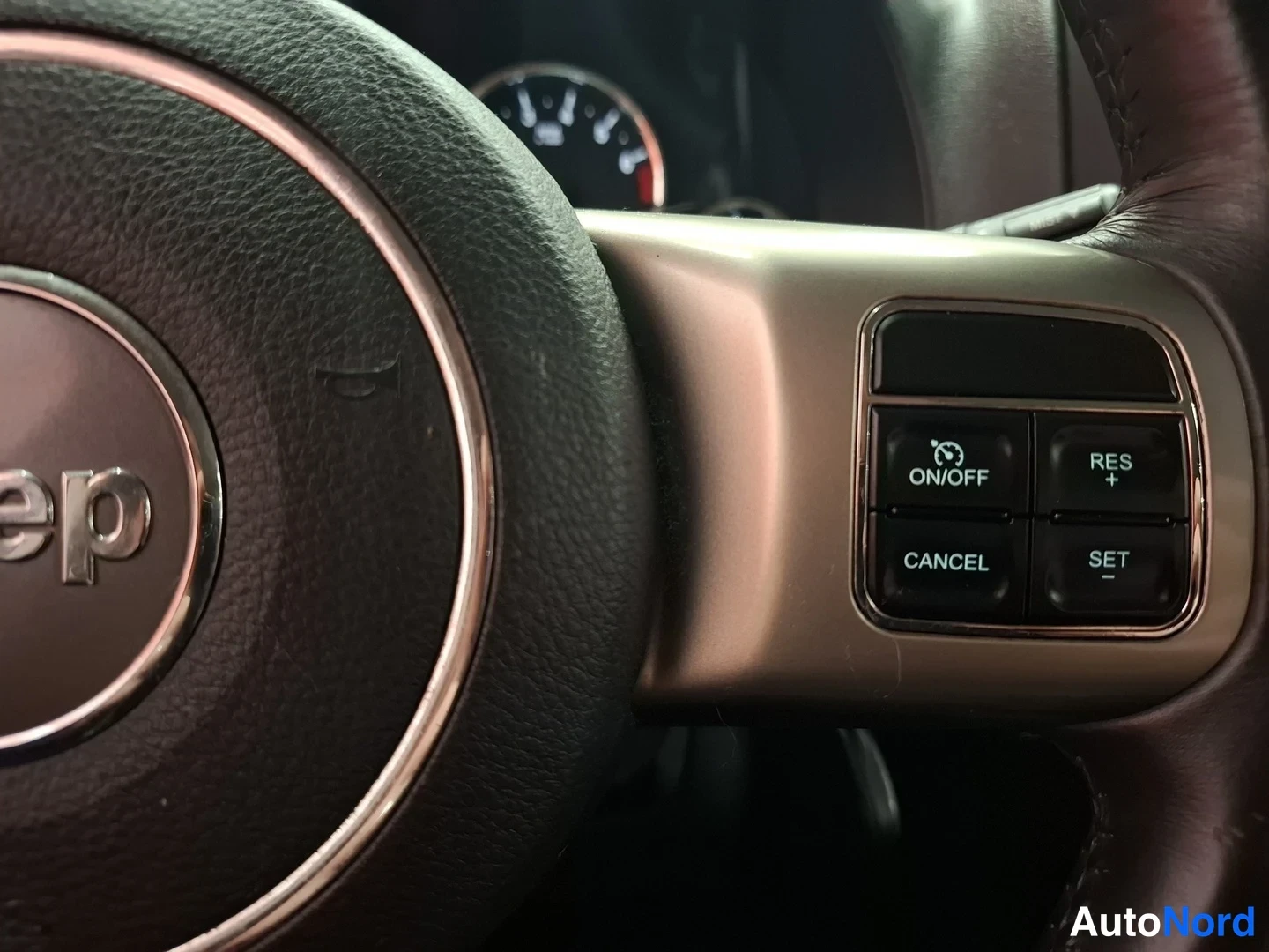 White Jeep Compass 2012, detail, photo 14
