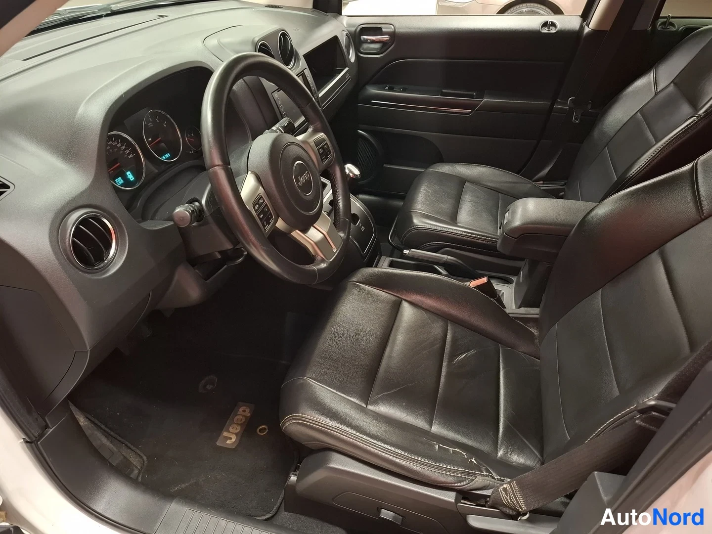 White Jeep Compass 2012, cockpit, photo 7