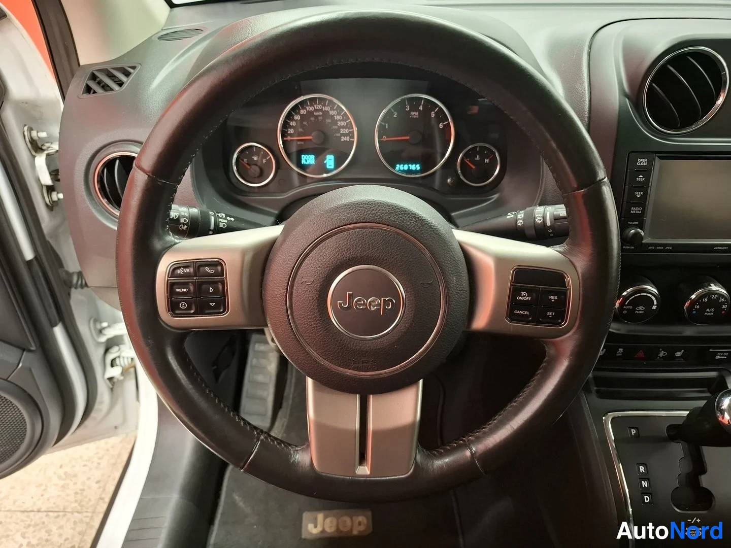 White Jeep Compass 2012, detail, photo 11