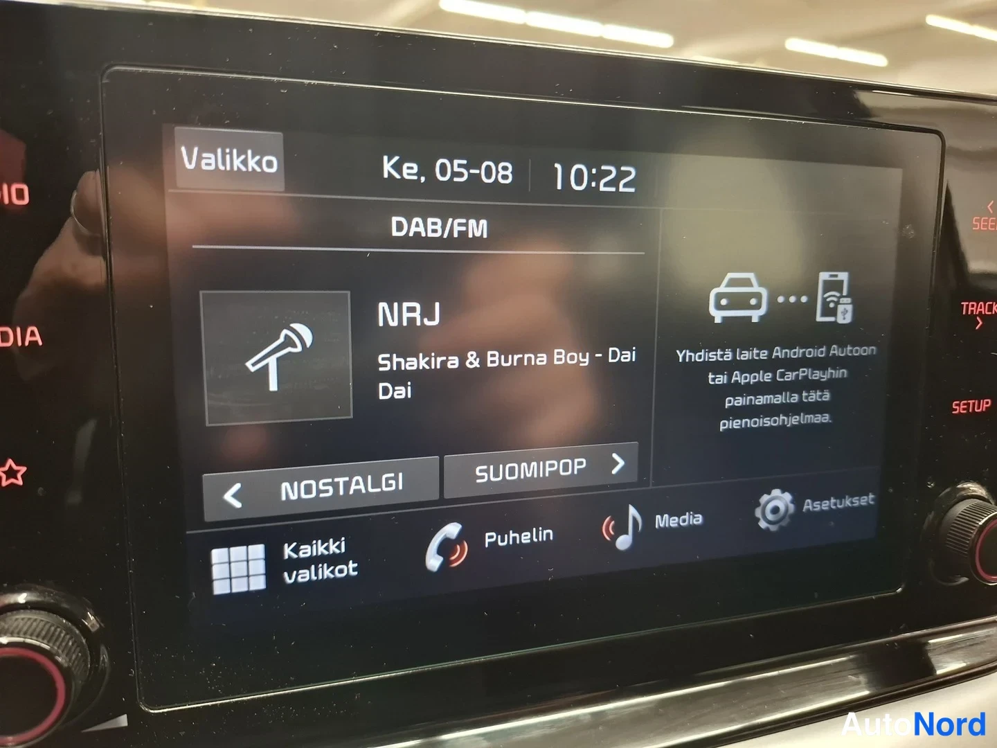 Muu: Välinepöydän näyttö: DAB/FM-radio NRJ, kello 10:22, Android Auto- ja Apple CarPlay -kytkentäohje.