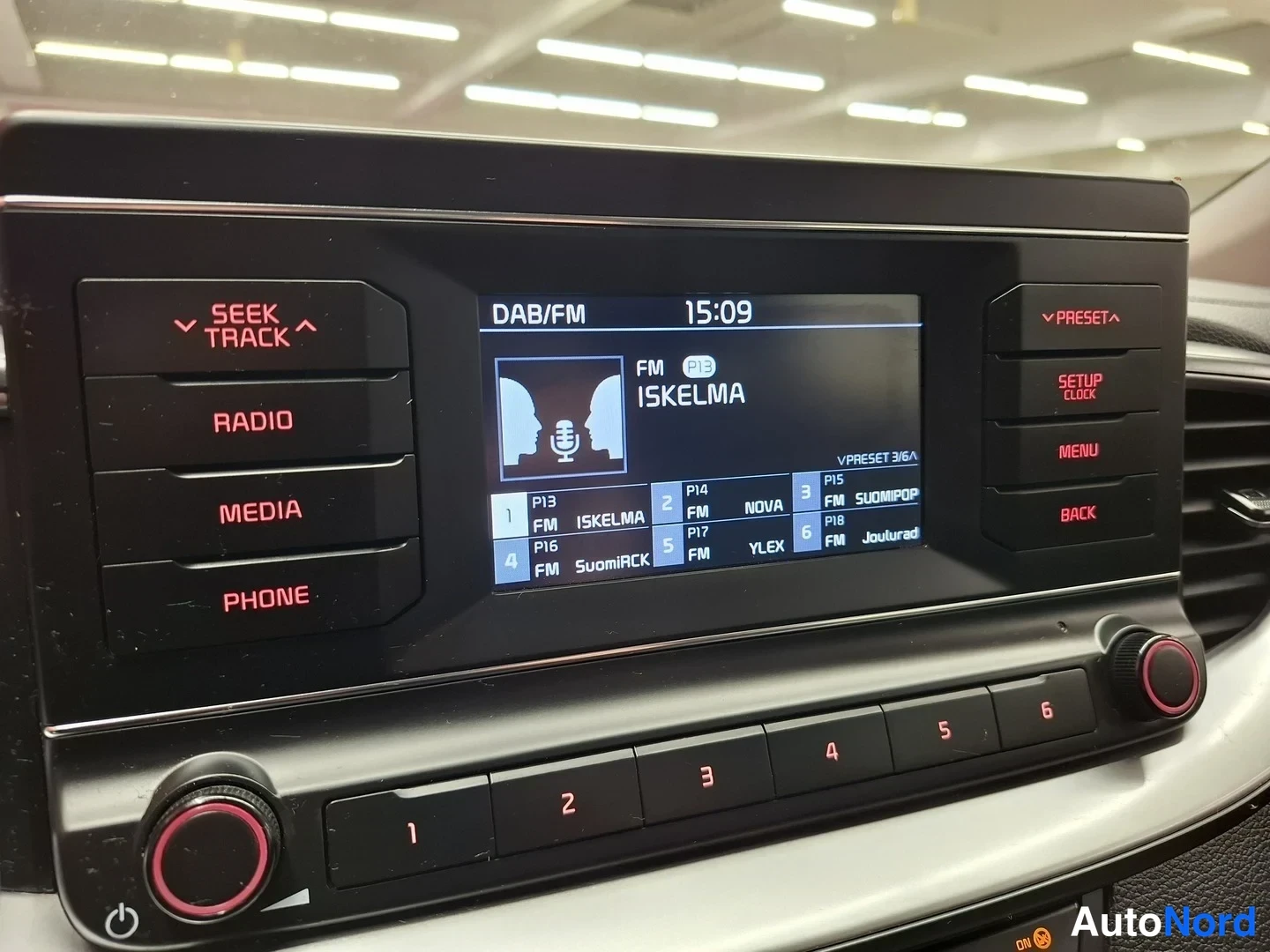 Muu: Radio-/multimediapaneeli: DAB/FM-näyttö kanavalla ISKELMA, esivalinta 3/6, kellonaika 15:09 ja painikkeet SEEK TRACK, RADIO, MEDIA, PHONE, PRESET, SETUP CLOCK,