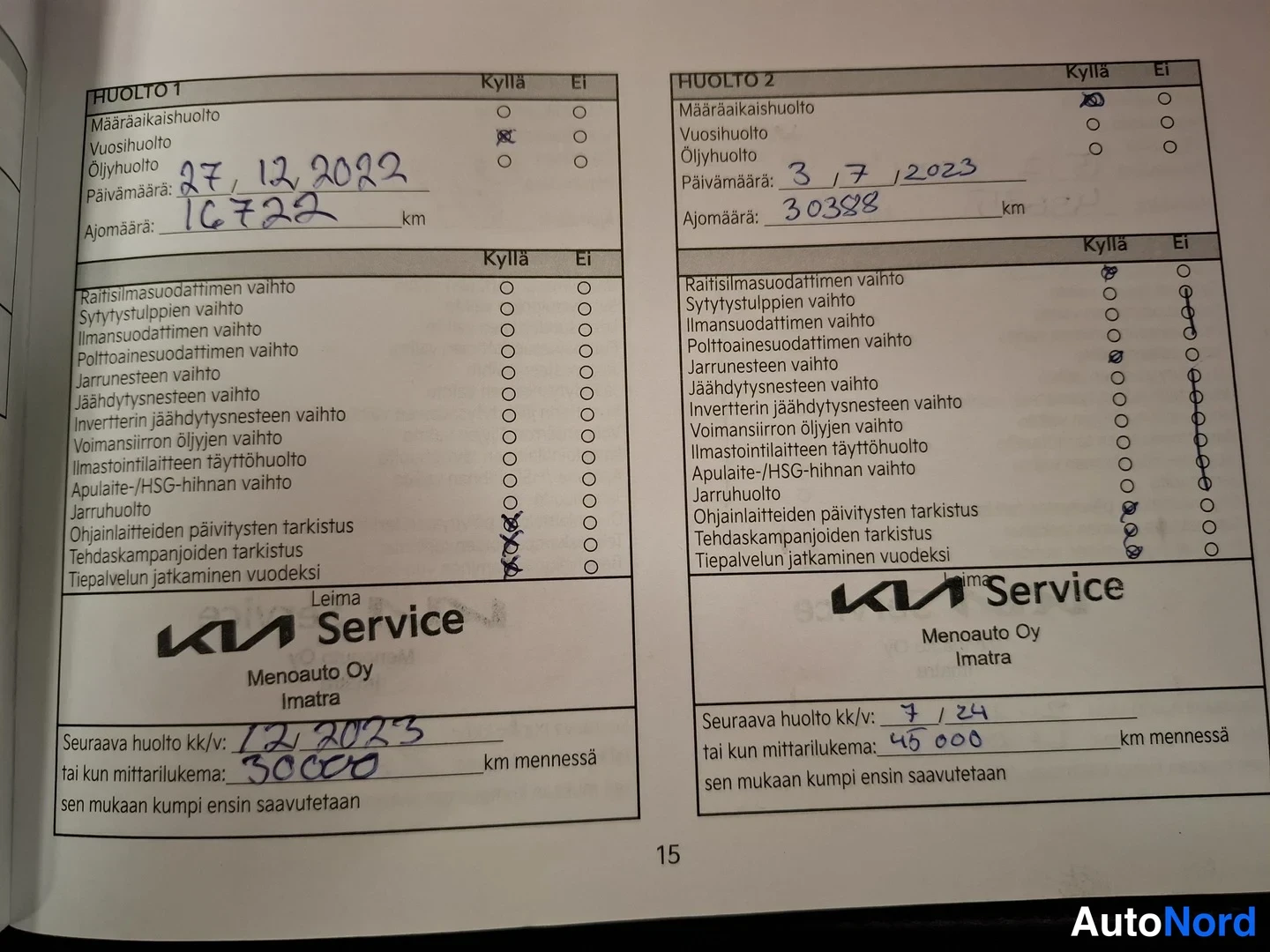 Yksityiskohta: Huoltokirjan sivu 15: huolto 1 (27.12.2022, 16722 km) ja huolto 2 (3.7.2023, 30388 km), Kia Service Menoauto Oy Imatra.