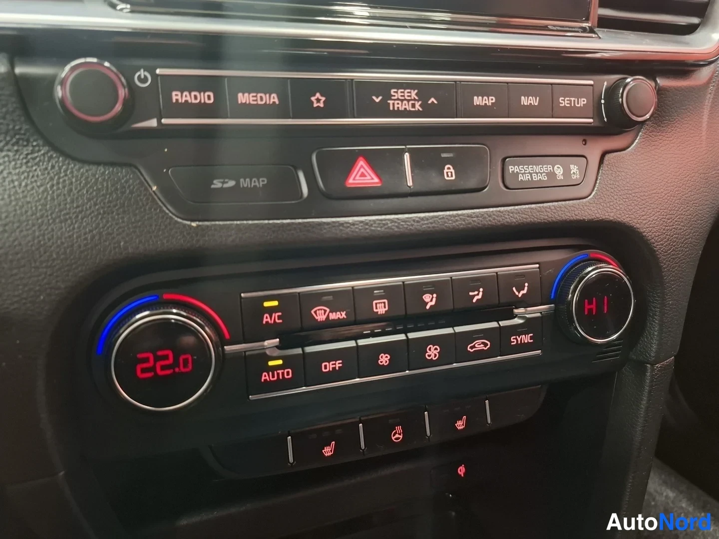 Yksityiskohta: Kojeiston keskikonsolin äänijärjestelmän RADIO, MEDIA, MAP, NAV ja SETUP -painikkeet sekä kaksivyöhykeilmastointipaneeli, jossa näkyvät A/C, MAX, AUTO, OFF ja S
