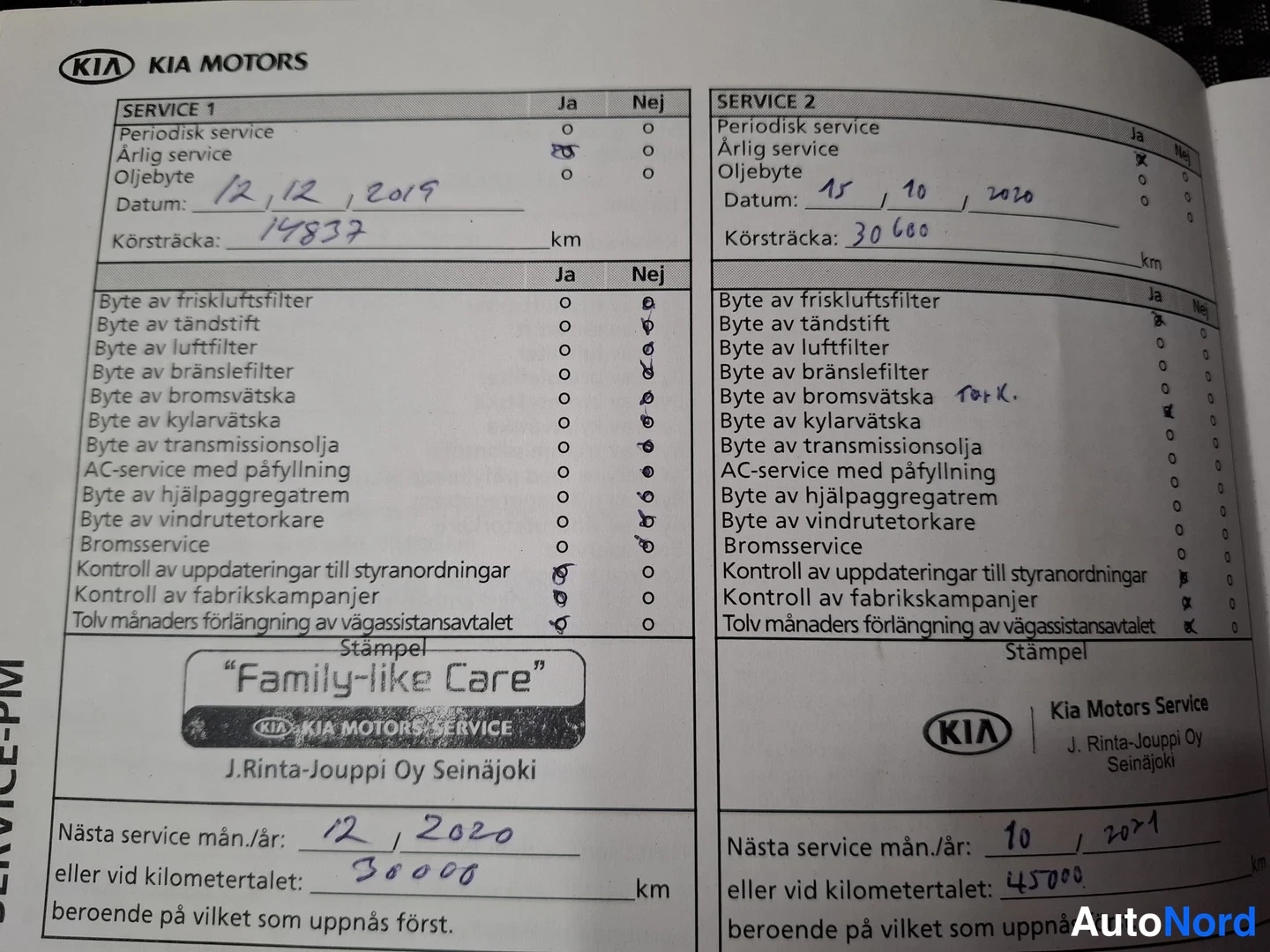 Asiakirja: Avoin Kian huoltokirja, jossa Service 1- ja Service 2 -sivut käsinkirjoituksineen