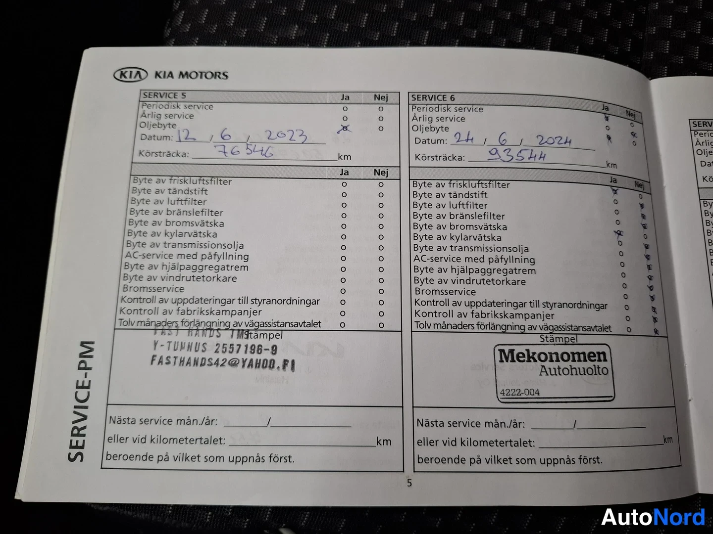 Asiakirja: Avoin Kian huoltokirja, jossa Service 5- ja Service 6 -sivut käsinkirjoituksineen ja leimoin