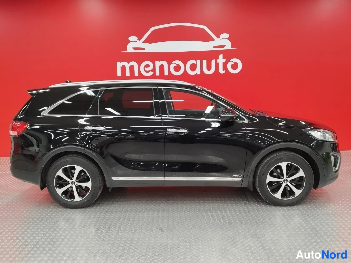 Etuviisto, nokka oikealle: Kia Sorento, musta SUV täysin sivusuunnasta; ovipanelit, ikkunat ja pyörät näkyvät punaisella taustalla.