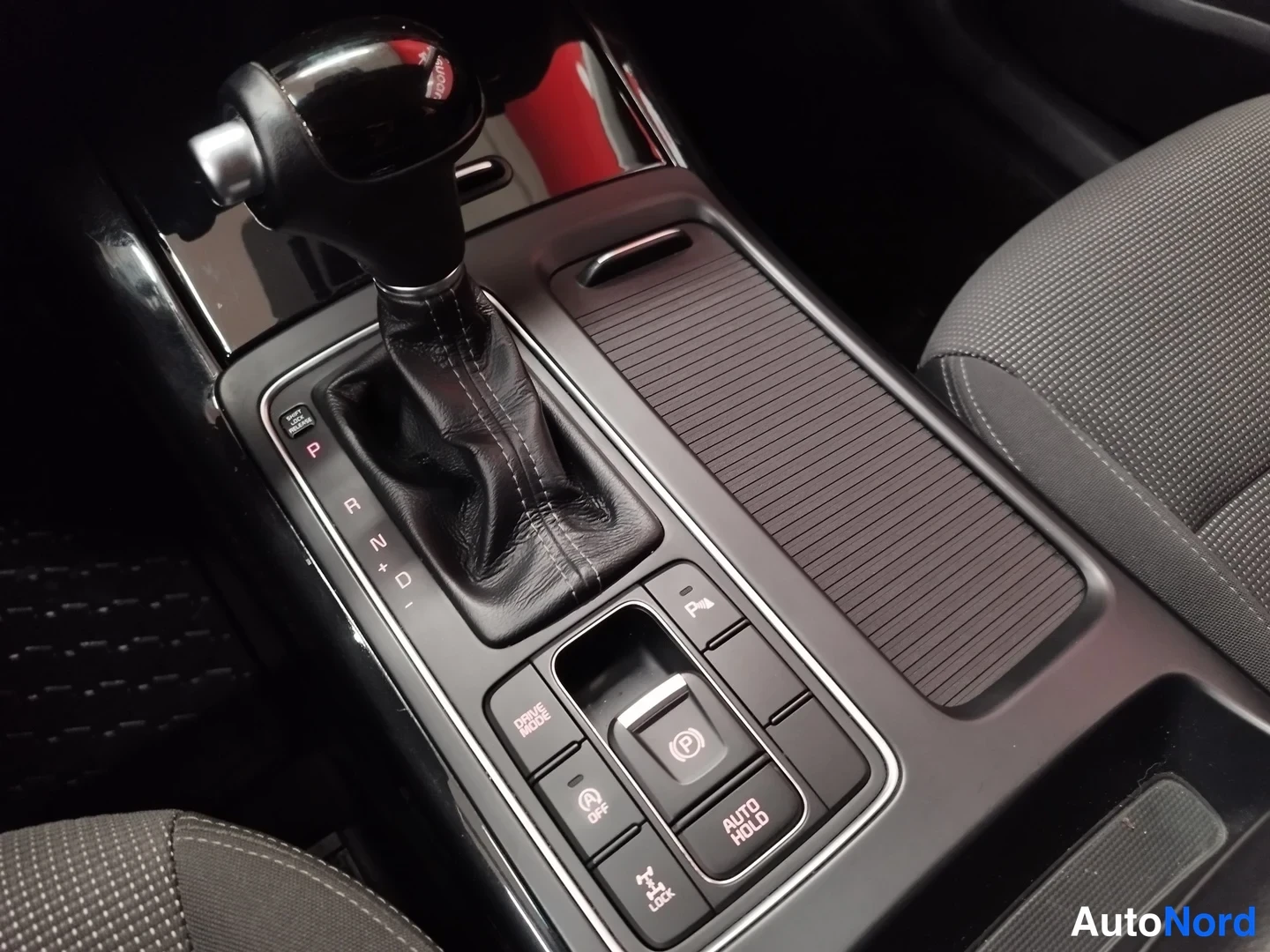 Yksityiskohta: Automaattivaihteiston vivut P-R-N-D-asennoilla, keskikonsolin napit DRIVE MODE, AUTO HOLD, elektroninen seisontajarru, ESP OFF ja AWD LOCK.