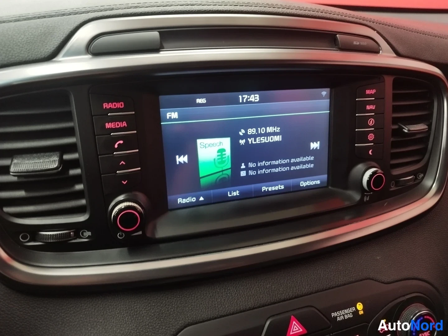 Yksityiskohta: Uudelleenkäytetyn auton kojelautaa: keskikonsolin infotainment-näyttäy näyttää FM-radiota asemalla 89.10 MHz YLESUOMI, ympärillä RADIO-, MEDIA- ja puhelinpainik