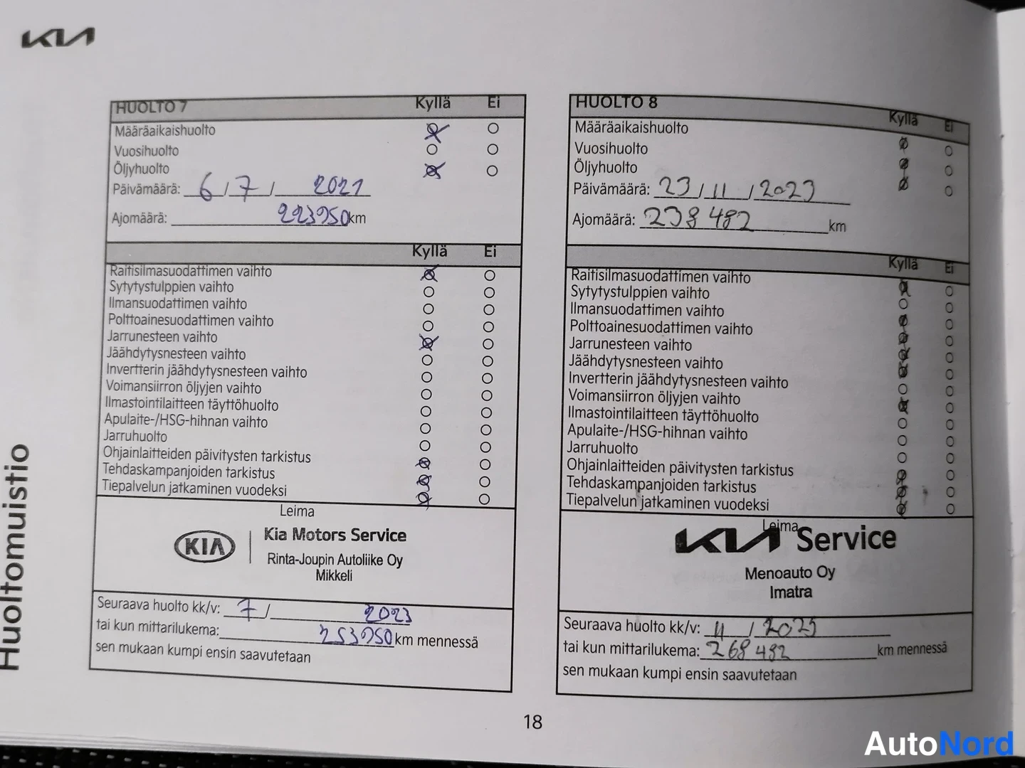 Yksityiskohta: Kia-huoltokirjan sivu 18: Huolto 7 ja Huolto 8 -merkinnät käsin täytettyinä, huoltojemmää 222950 km (6.7.2021) ja 238482 km (23.11.2023), Kia Service -leima Men