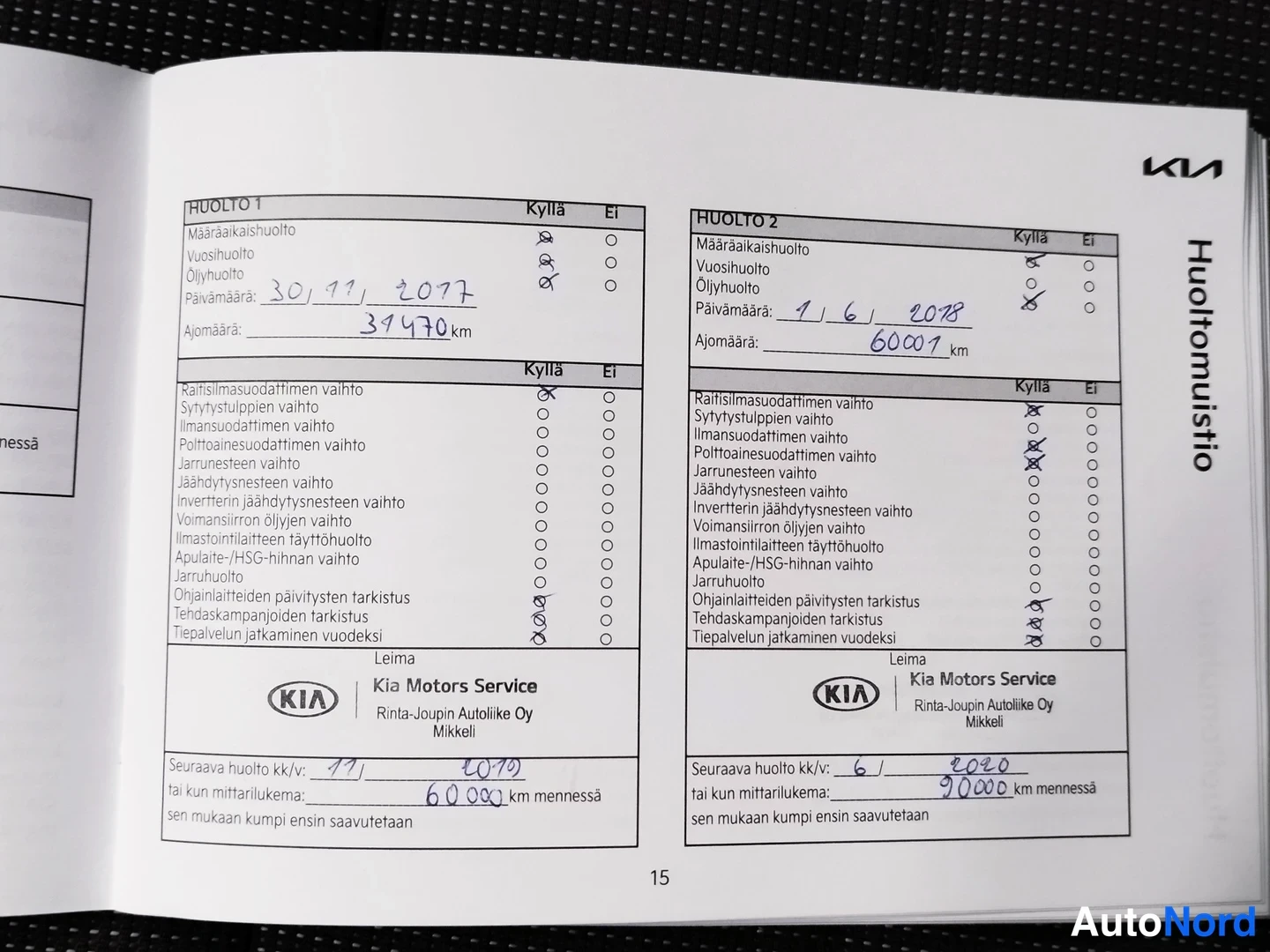 Asiakirja: Kia-huoltomuistion sivu 15: huolto 1 päivätty 30.11.2017 ajomäärällä 39470 km ja huolto 2 päivätty 1.6.2018 ajomäärällä 60001 km, leimat Kia Motors Service Rint