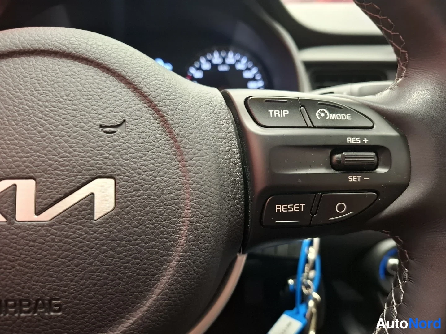 Yksityiskohta: Kia Stonic: ohjauspyörän oikean puolen napit: TRIP, MODE, RES+, SET, RESET