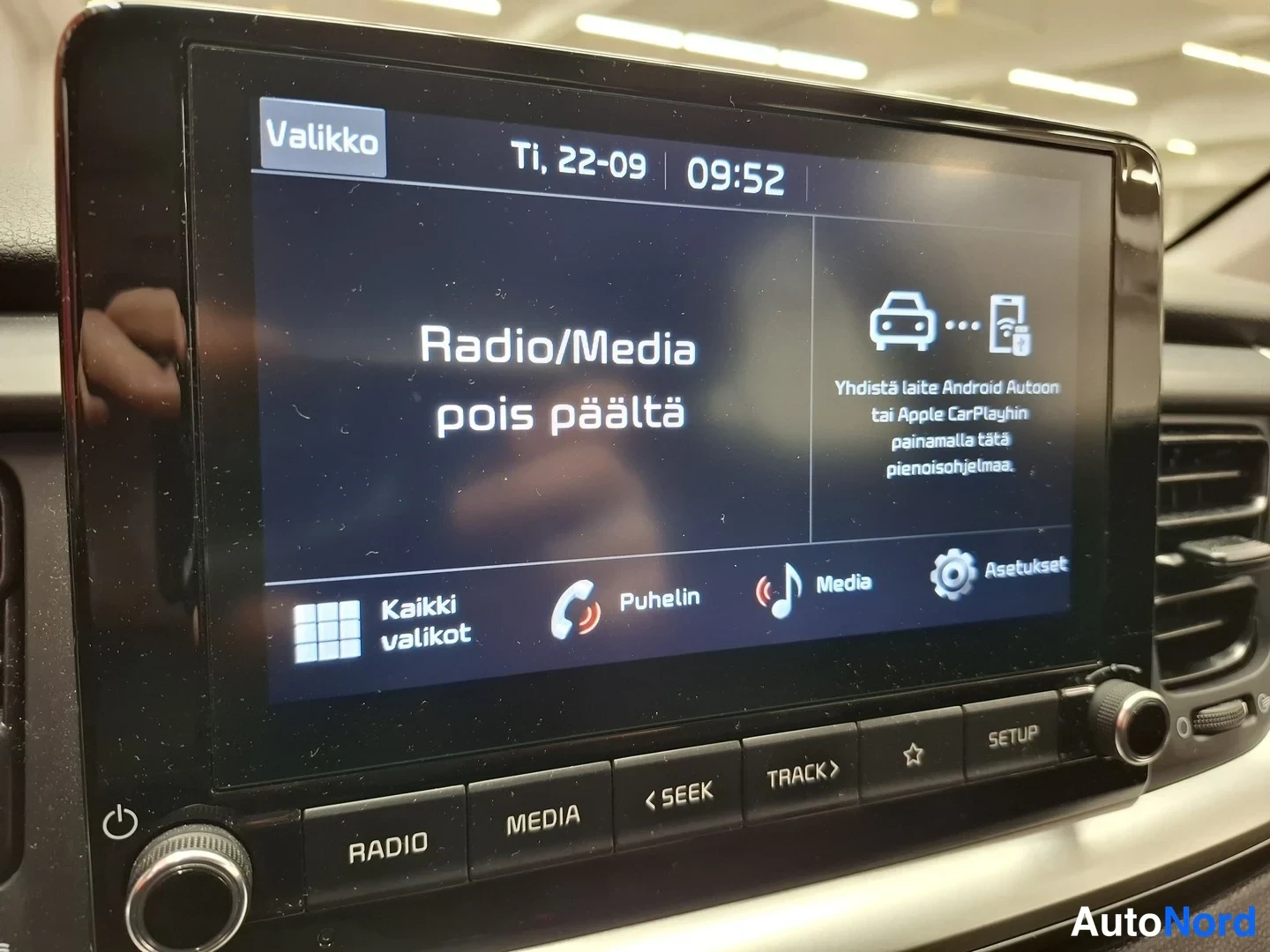 Yksityiskohta: Kia Stonic: infotainment-näyttö: Radio/Media pois päältä, puhelin, media, asetukset