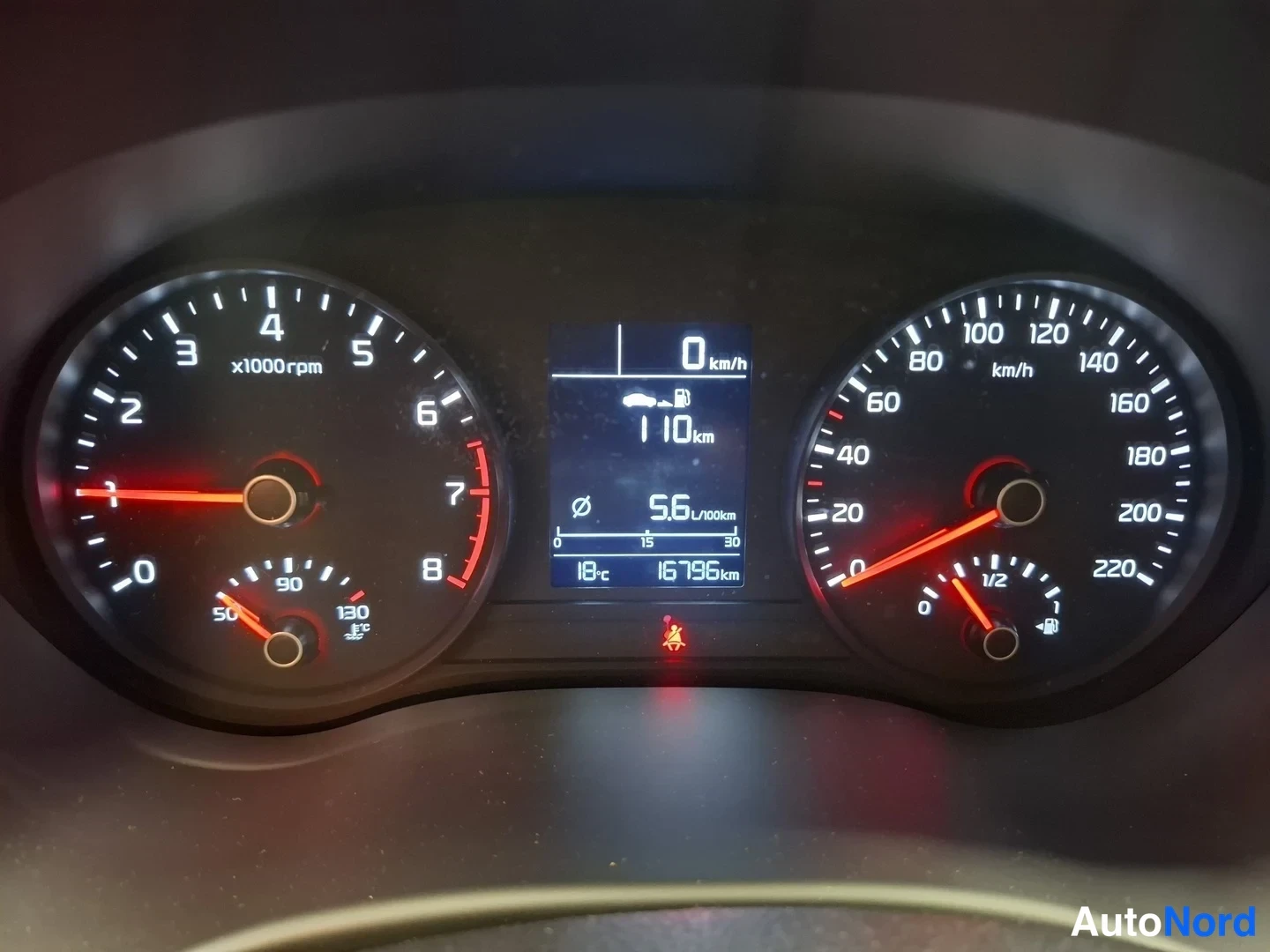 Yksityiskohta: Kia Stonic: kojelaudan mittarit: matkamittari 16796 km, keskinopeus 5,6 l/100km, lämpötila 18°C