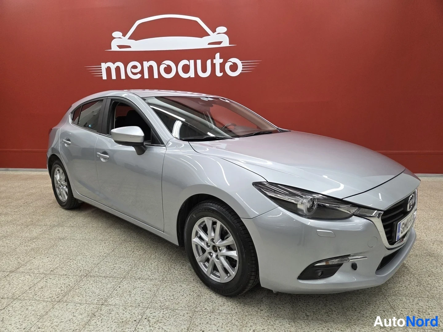 Etuviisto, nokka oikealle: Mazda 3 -viistoperä etukulmasta oikealta, hopeinen