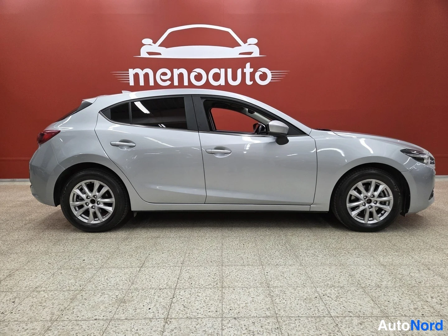 Sivulta: Mazda 3 -viistoperä sivulta vasemmalta, hopeinen