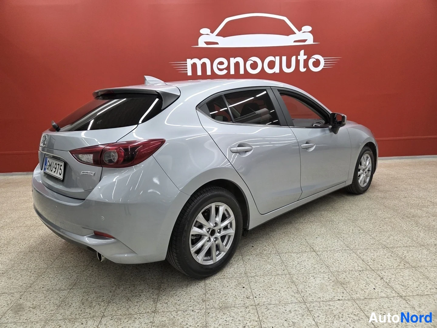 Takaviisto: Mazda 3 -viistoperä takakulmasta, hopeinen, rekisterikilpi