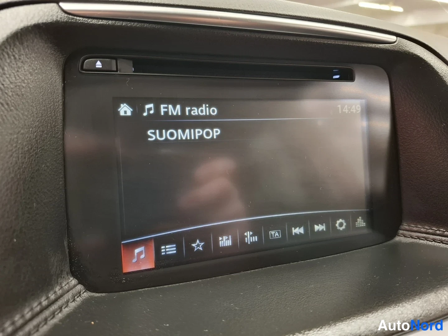 Muu: Auton keskikonsolin näyttö FM-radiossa, kanavanimi SUOMIPOP ja kello 14:49.