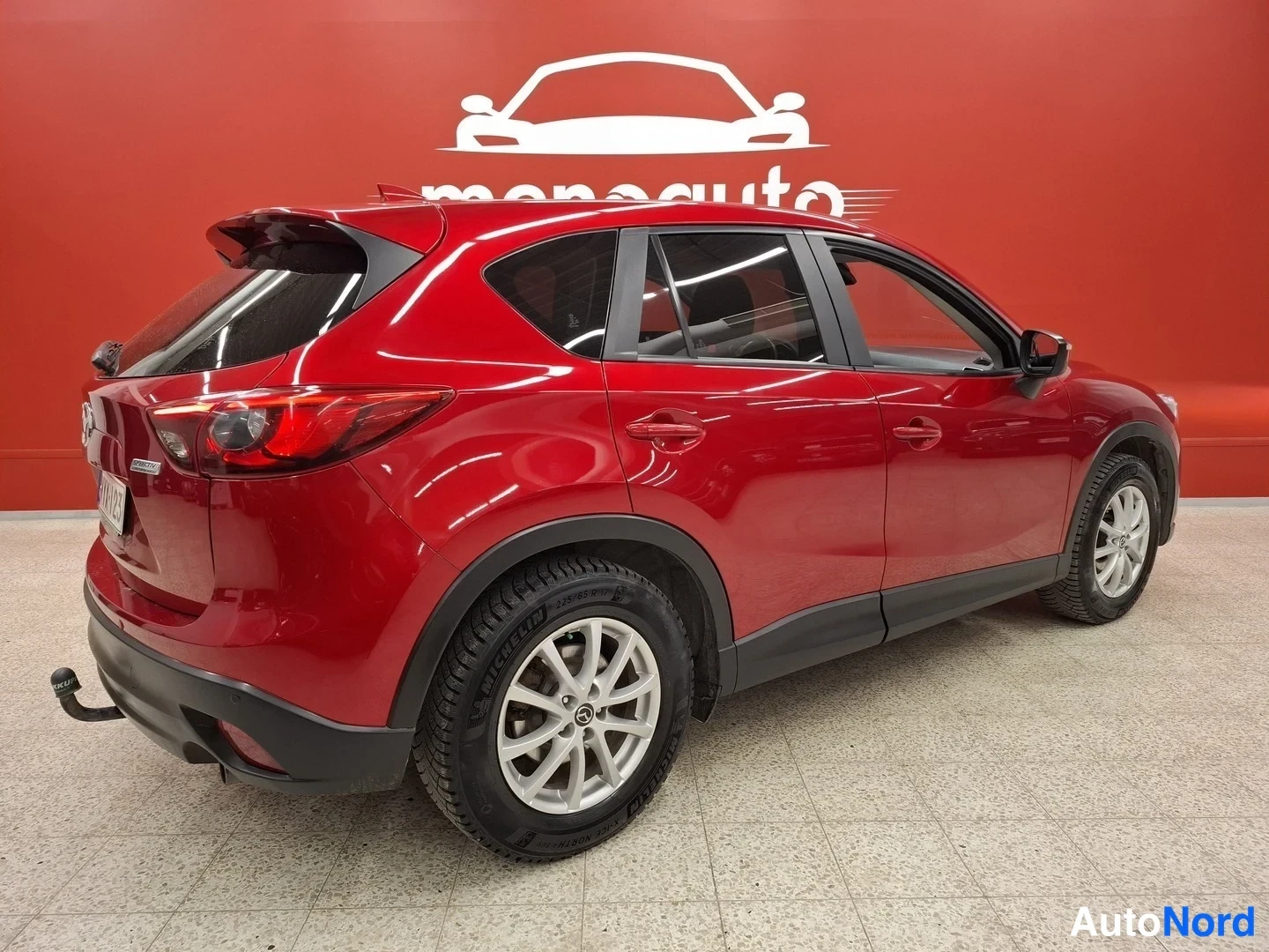Takaviisto: Punainen Mazda CX-5 kulmittain takaa vasemmalta, takaosa ja vasen sivu näkyvissä.