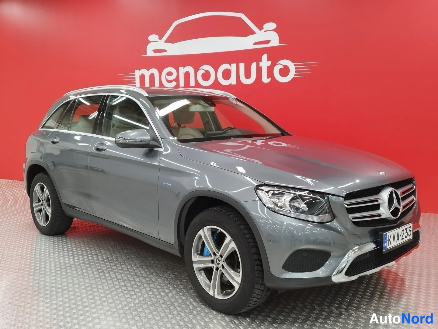 Etuviisto, nokka oikealle: Harmaa Mercedes-Benz GLC -maasturin keula ja oikea kylki kolmannelta kulmasta, rekisteritunnus.