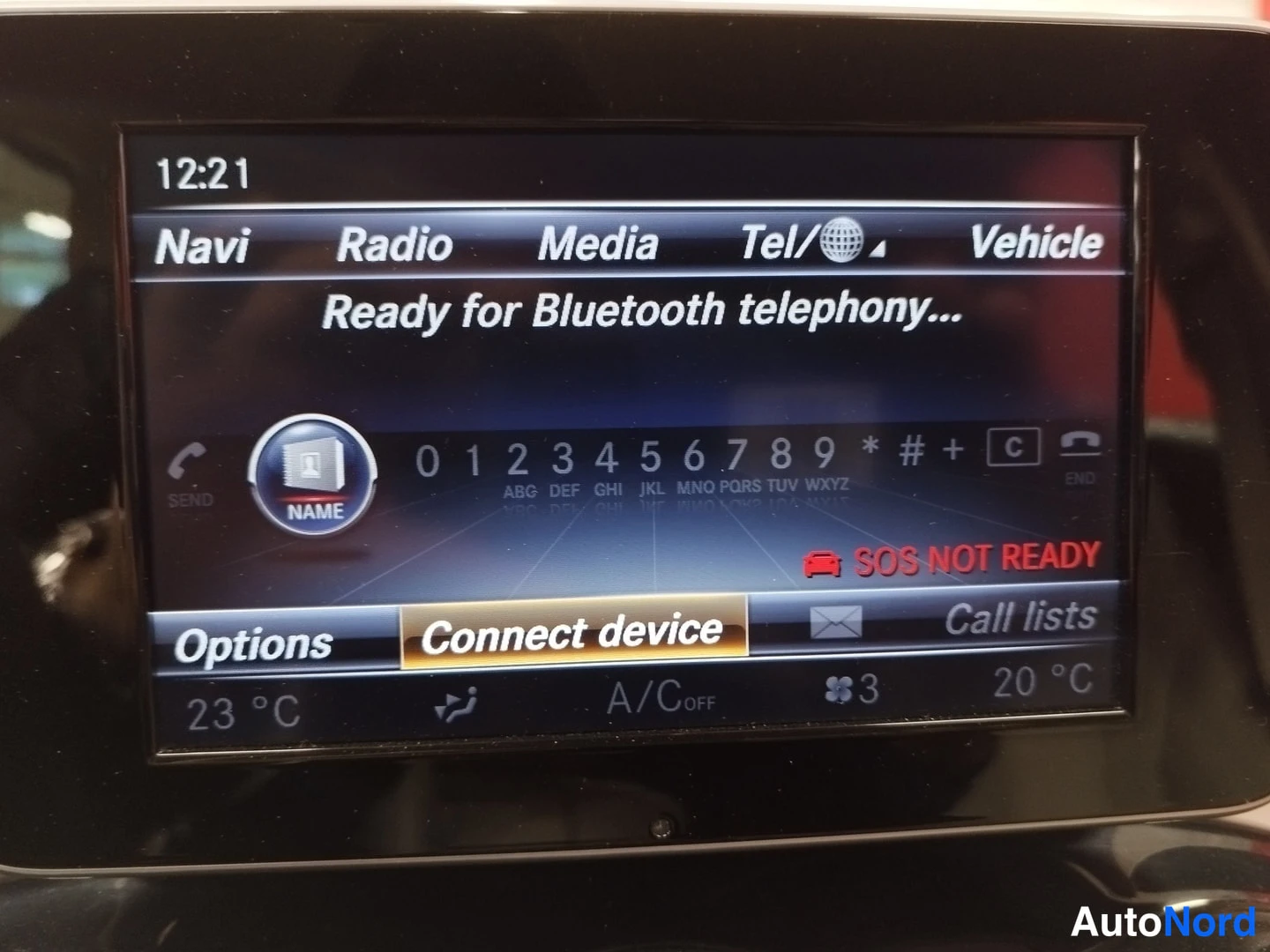 Muu: Auton infotainment-näyttö, jossaBluetooth-puhelun valikko ja viesti 'Ready for Bluetooth telephony...'. Näkyy myös SOS NOT READY, säätiedot 23 °C ja 20 °C sekä
