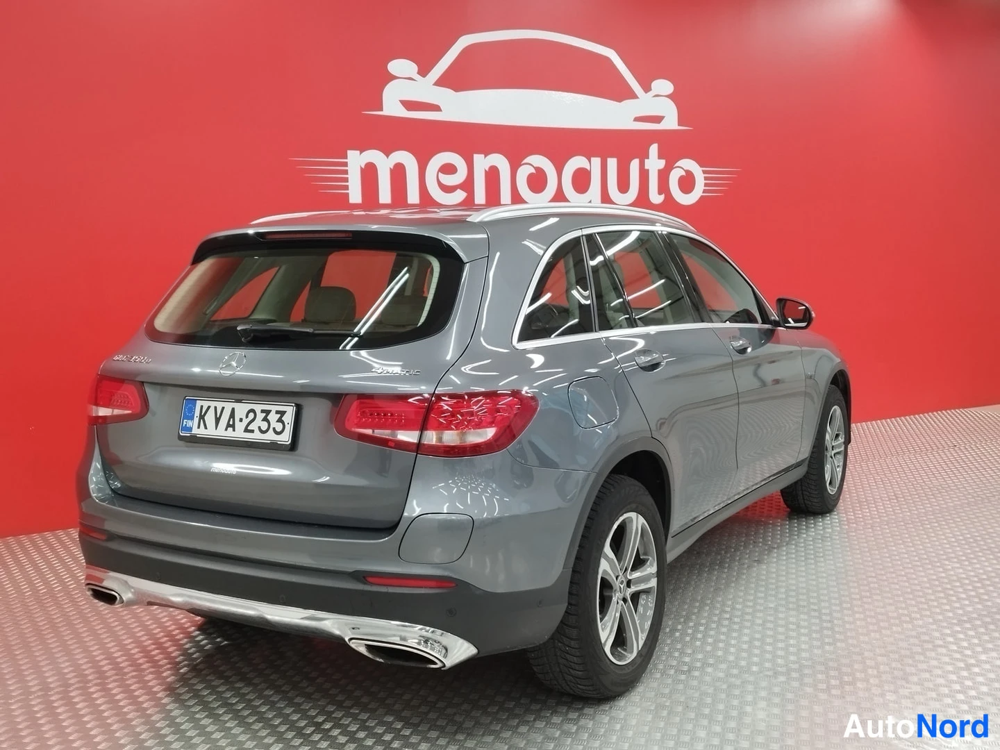 Takaviisto: Harmaan Mercedes-Benz GLC:n takaosa ja oikea kylki kolmannelta kulmasta, rekisteritunnus.