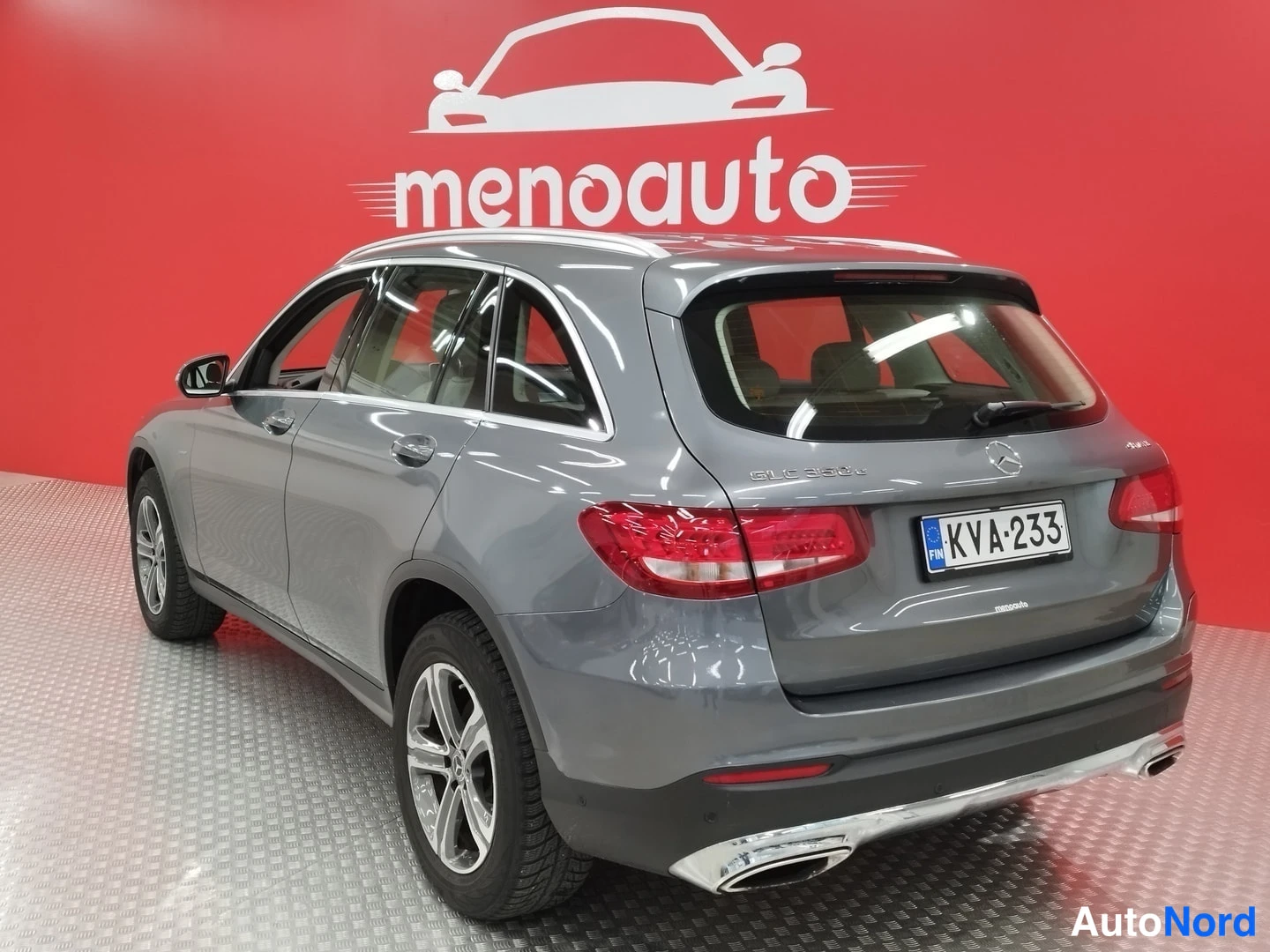 Takaviisto: Mercedes-Benz GLC:n takaosa ja kylki oikealta etaviistosta, rekisterikilpi, harmaa kori.