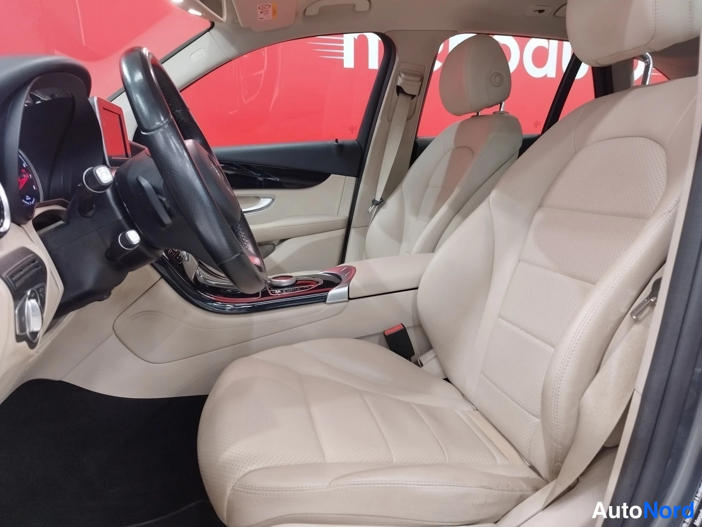 Muu: Mercedes-Benz GLC:n etummaten istuimet ja kojelauta beigessä sisätilassa.