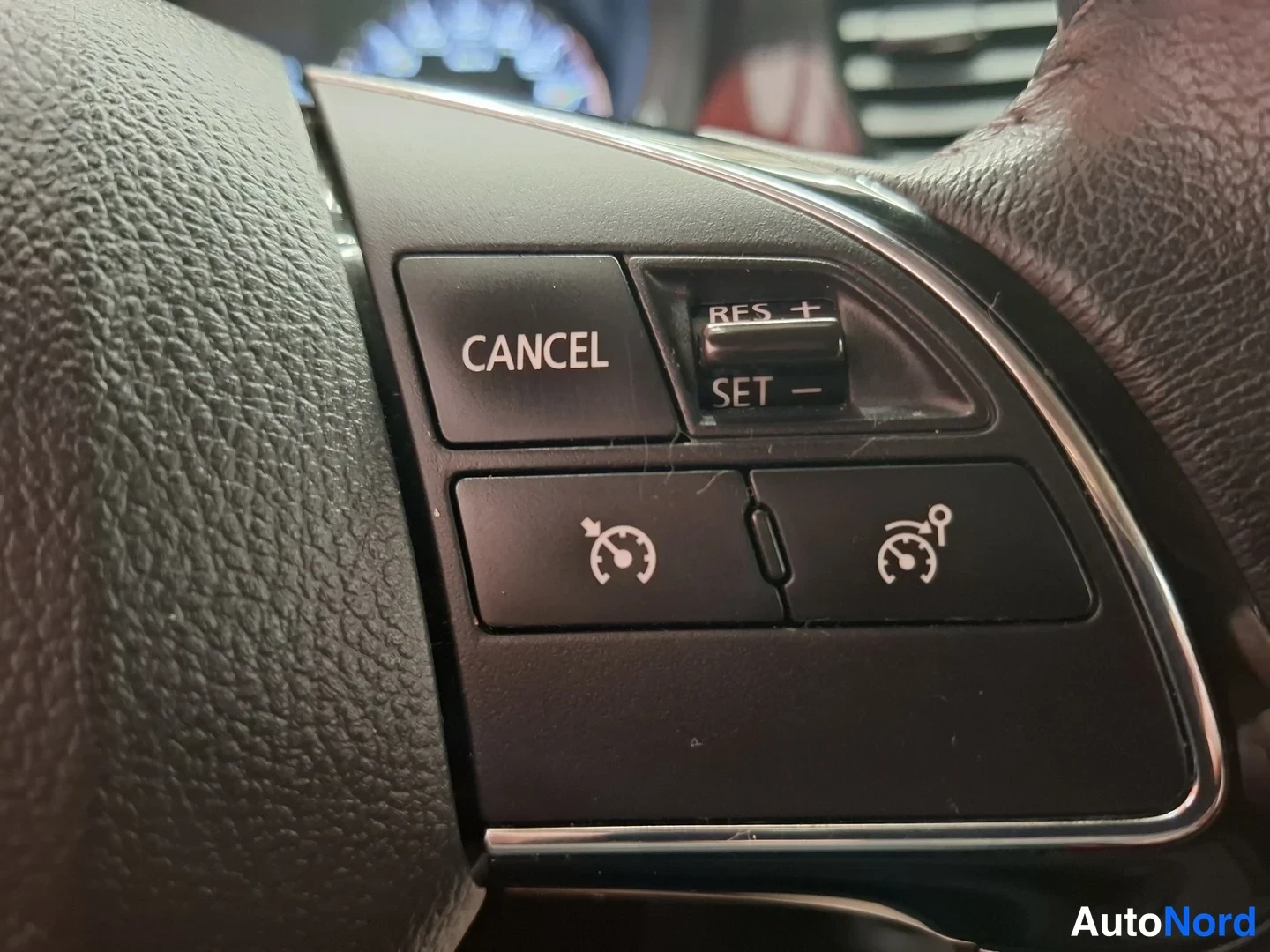 Muu: Rattien oikean puolen Cruise Control -painikkeet: CANCEL, RES+ ja SET–.